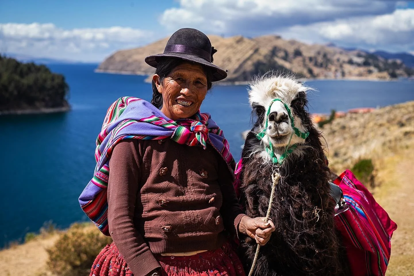 Juliana y su llama, Gerardo. Ellos viven en la isla del sol del lado boliviano del lago Titicaca y ayudan a turistas a transportar sus morrales y tanques de ox&iacute;geno (!!) por las escarpadas lomas de la isla.
Ps: me enamor&eacute; de Gerardo.

#