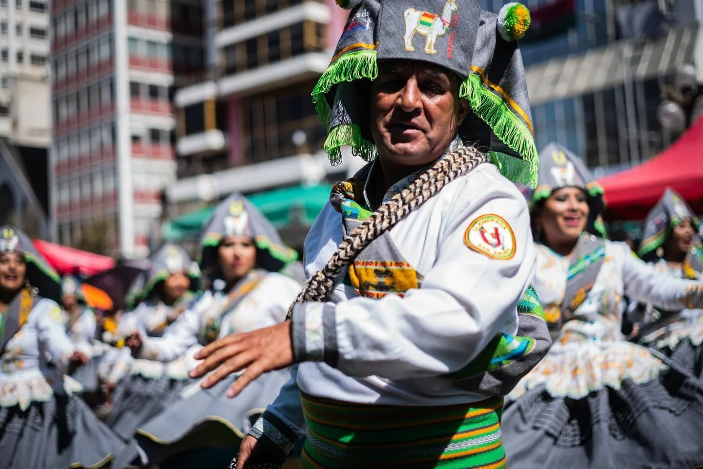 Entrada universitaria, Julio 2024.
La v&iacute;spera de iniciar el semestre acad&eacute;mico, los estudiantes de la Universidad Mayor de San Andr&eacute;s, se toman las calles de La Paz con una impresionante muestra cultural Boliviana. Un ejemplo inc