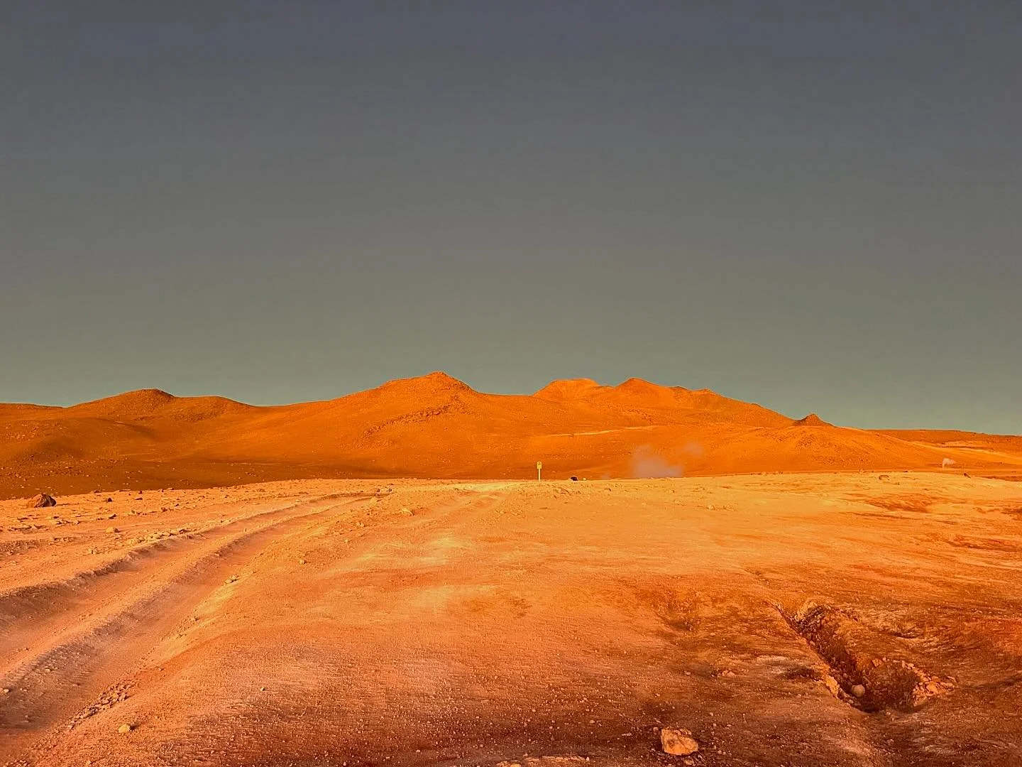 Paisaje lunar en las geotermas Sol de ma&ntilde;ana. Vayan porque les aseguro que no volver&aacute;n a ver nada igual.

#travel #ontheroadagain #landscape #nature #moon #moonlandscape #bolivia #fotografaslatam #natgeotravel #natgeolatam #nofilter