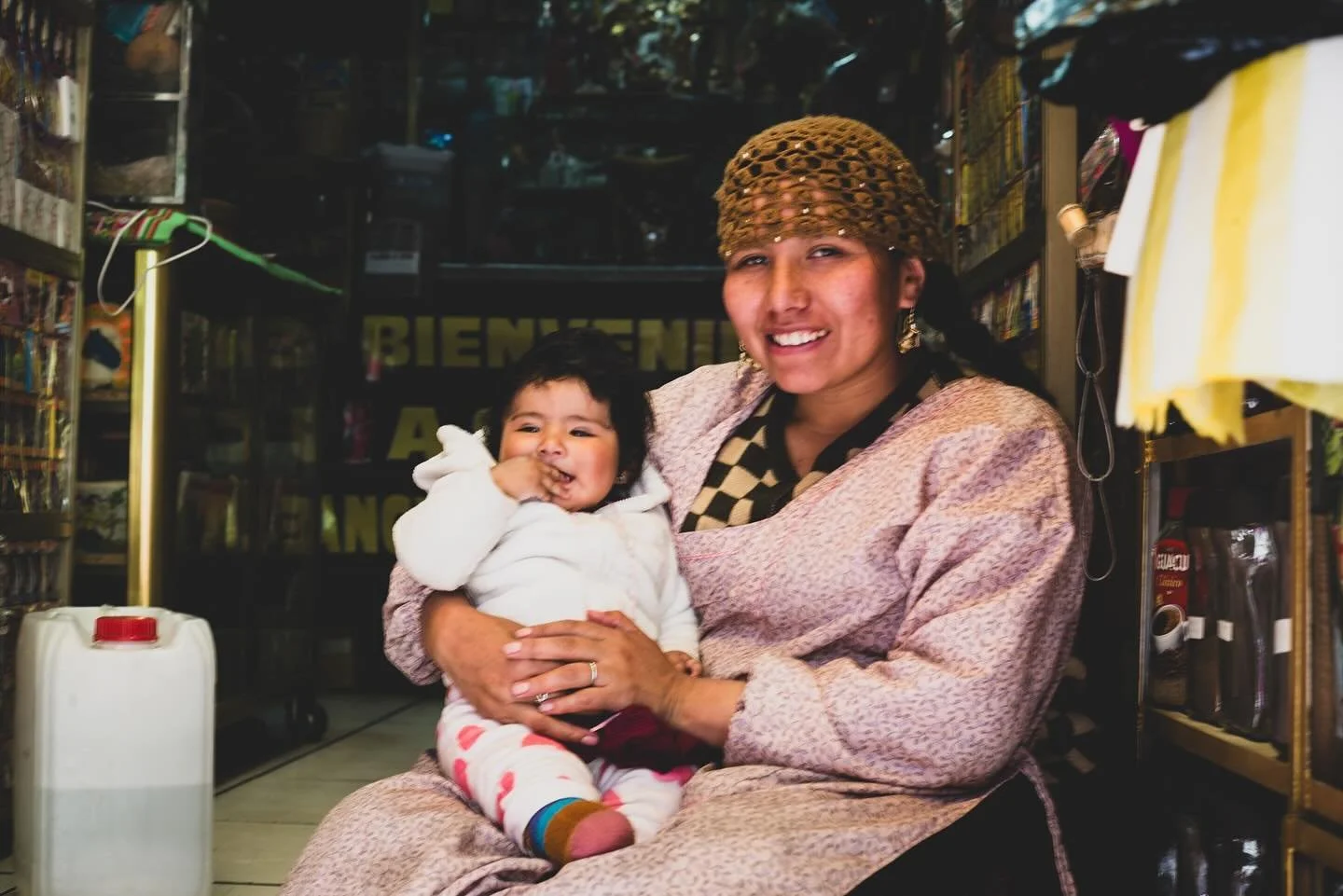 Algunas caras de La Paz. 

1. Wendy y su beb&eacute;, en el callej&oacute;n de las brujas.
2. Soldados muy serios en la Plaza Murillo
3. Cholita en la plaza Murillo
4. Entrada universitaria

As&iacute; van terminando estas historias de la m&aacute;gi