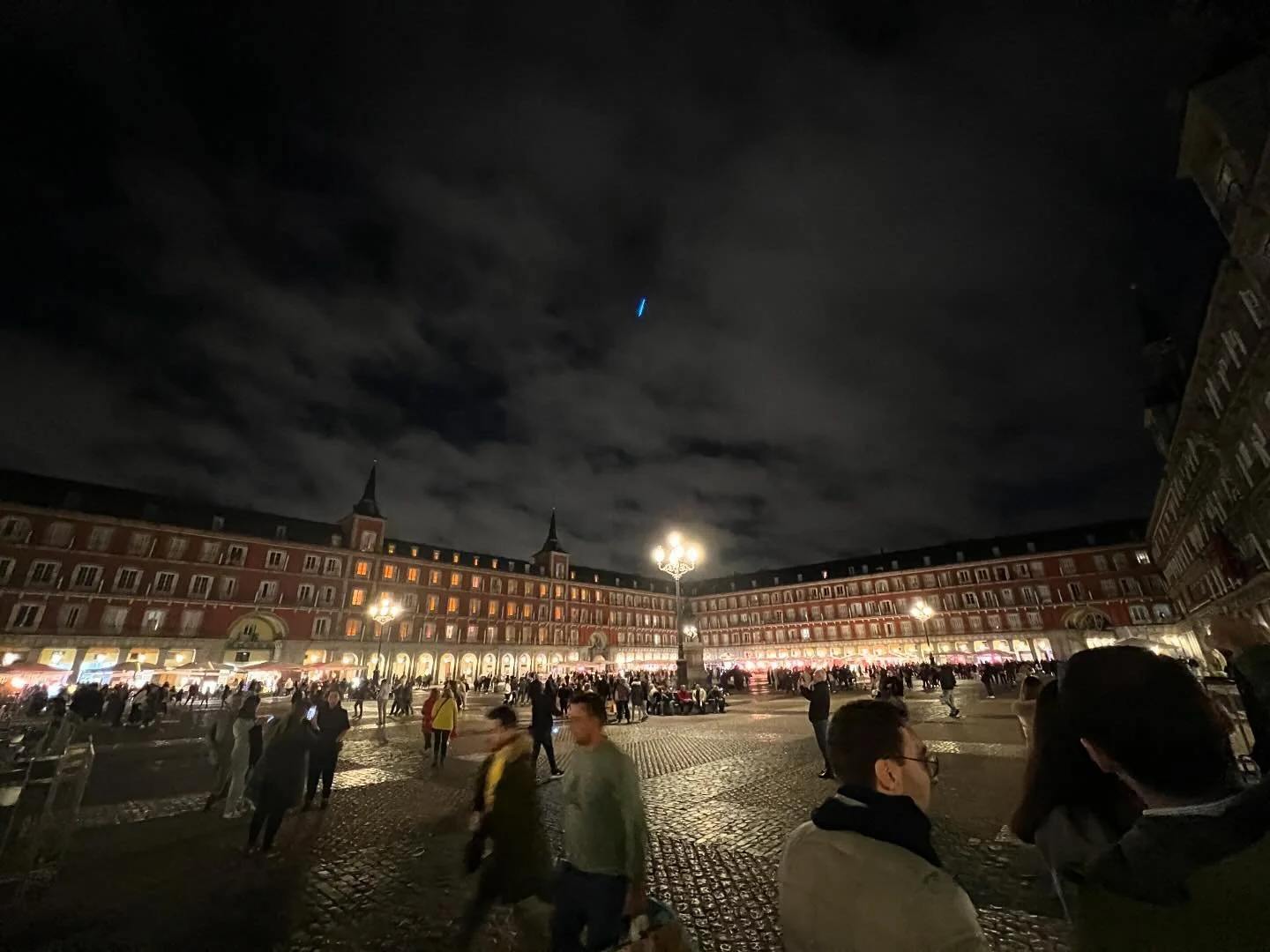 Hace un a&ntilde;o est&aacute;bamos explorando Madrid.
30 de octubre de 2023.

1. Plaza Mayor
2. Jamones
3 Palacio real (ya vieron el gorila??)
4. Vista de la ciudad desde la terraza del hotel Riu
5. Churros con chocolate en San Gin&eacute;s

#travel