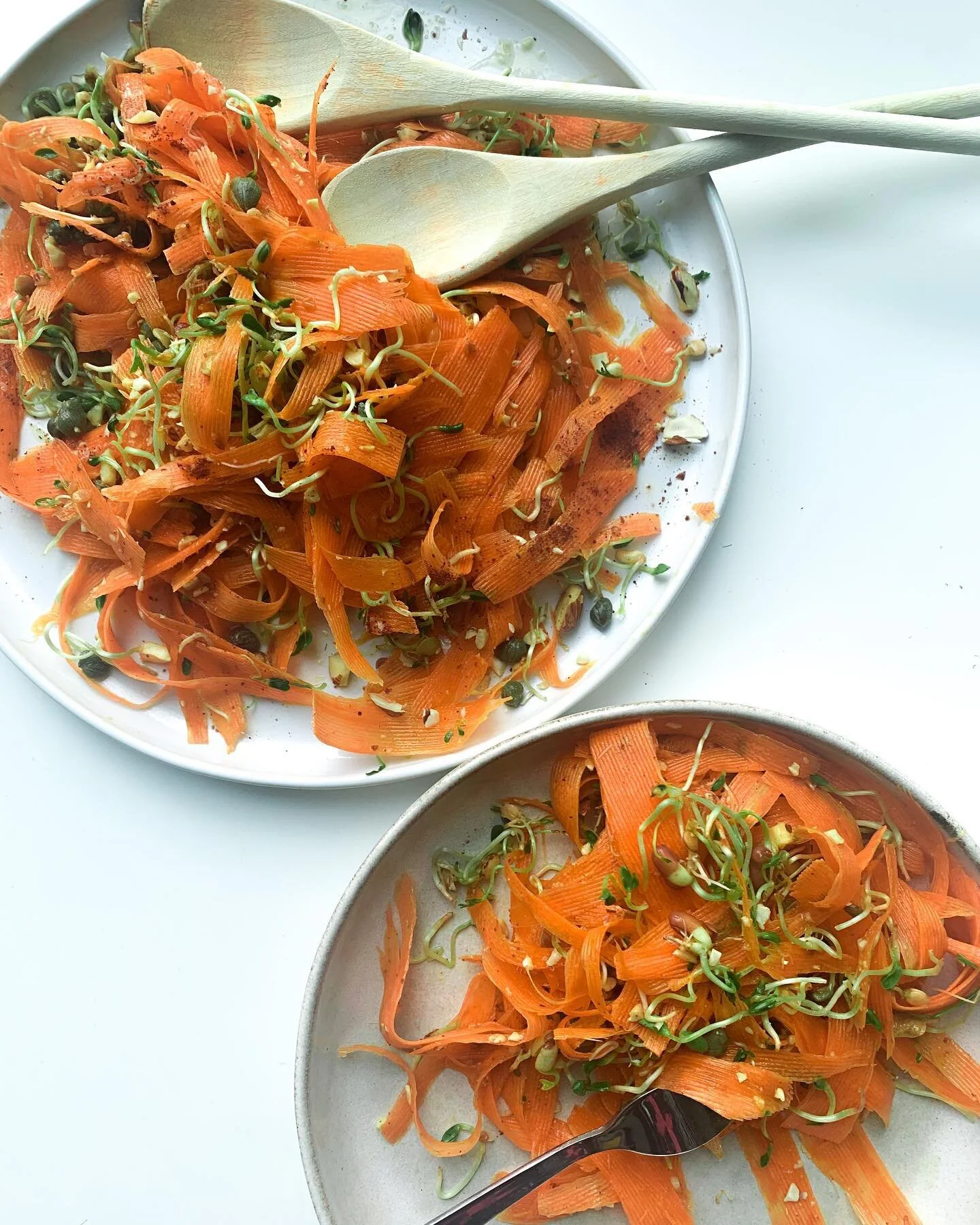Nothing beats the vibrant color of a carrot and sprouts salad! Paired with a tangy lemon dressing, this salad is a great companion to sunny days ☀️ and hot weather 🥵 
.
.
.
.

#food #foodporn #foodie #instafood #foodphotography #foodstagram #yummy #