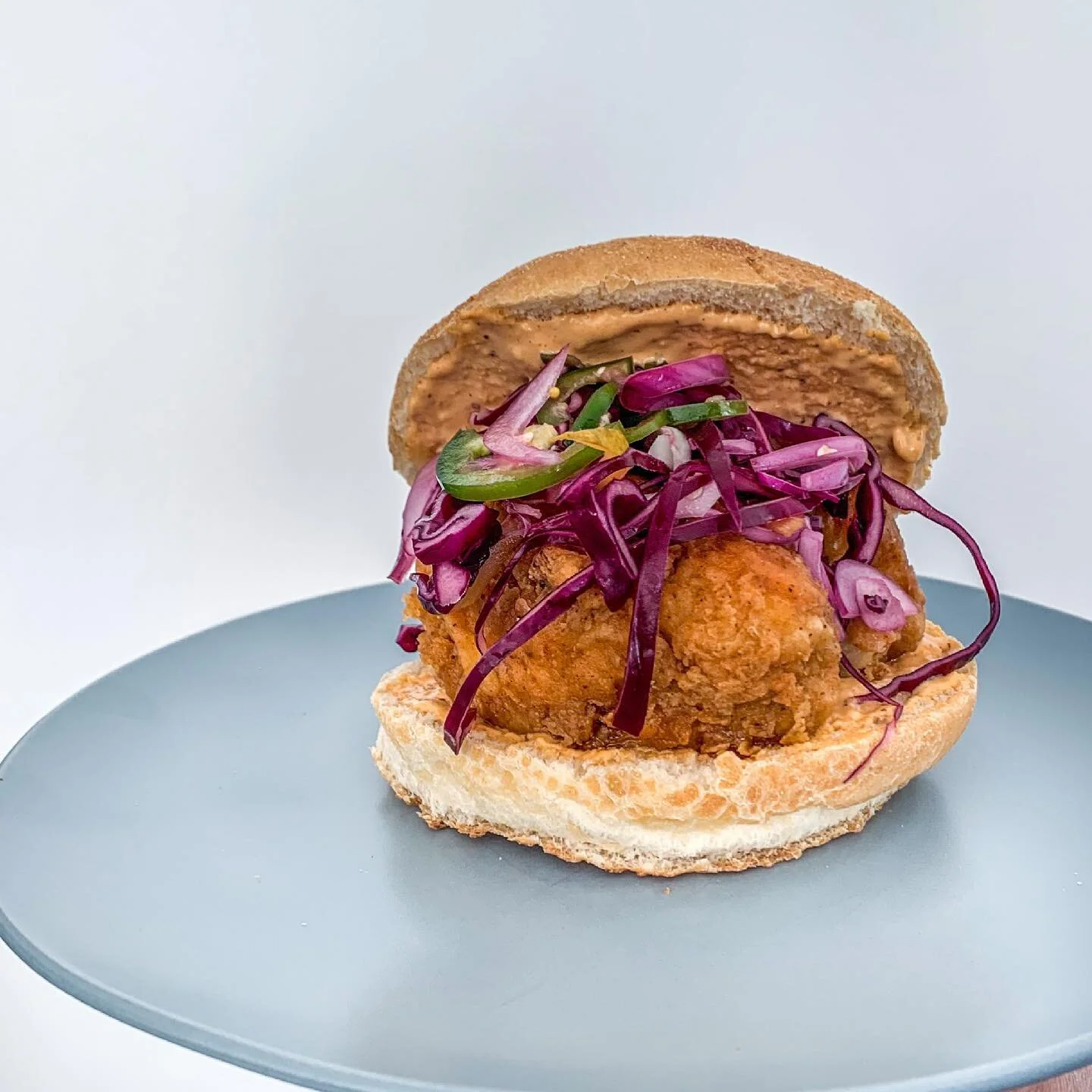 A veeeegan fried &ldquo;chicken&rdquo; burger 😍 which tastes as good as it looks. But the real mvp? The slaw that takes 1 minute to assemble! 
Cauliflower - @buzzfeedtasty 
Coleslaw - @bonappetitmag 
Mayonnaise- @inspiredtaste 

.
.
#foodstagram #fo