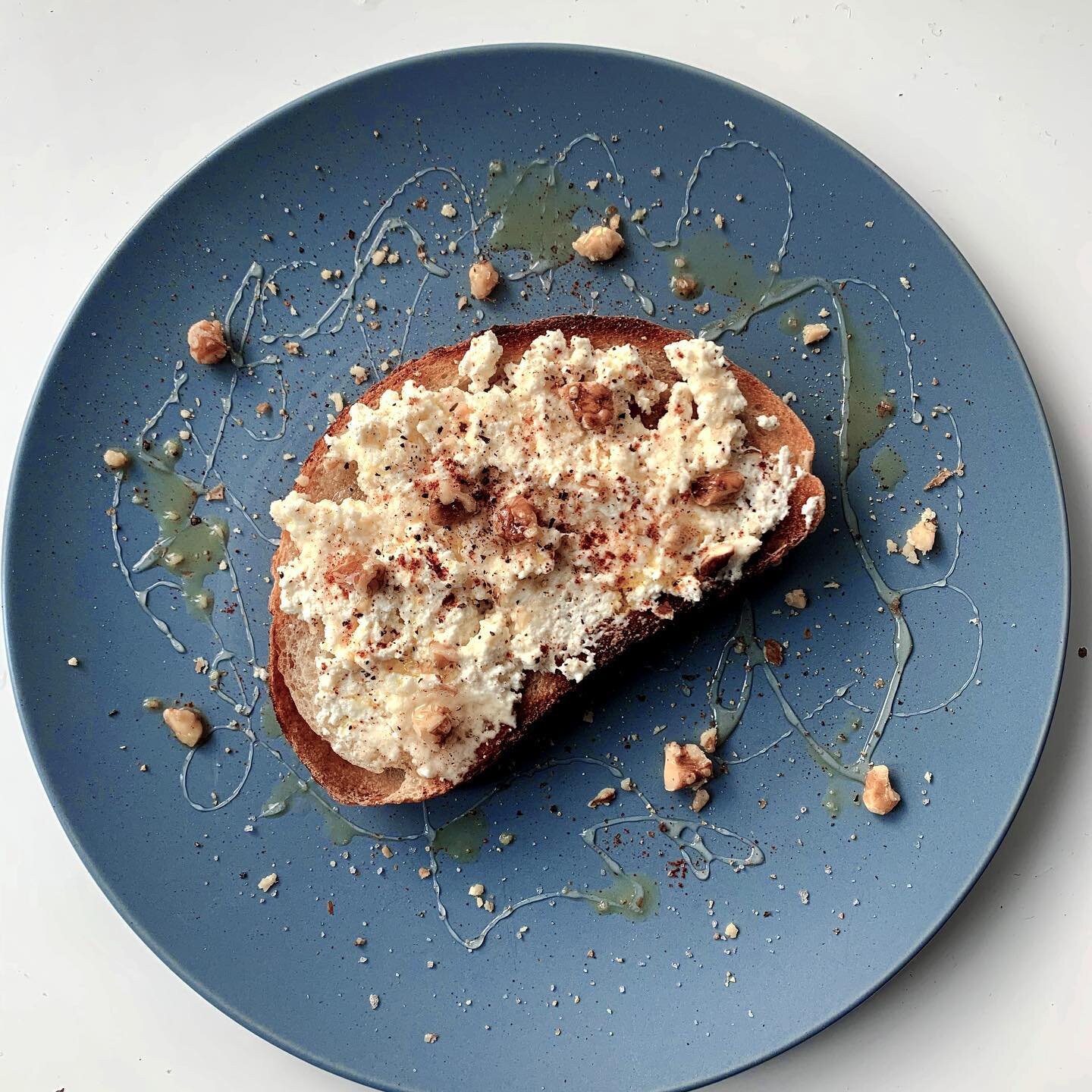 Bala Original! This is a great quick and easy snack. I had some left over HOMEMADE ricotta (by @foodwishes) that I made for my pizza last night. I just added it to toast with some walnuts, honey and sumac. The tangy-ness of the sumac and the acidity 