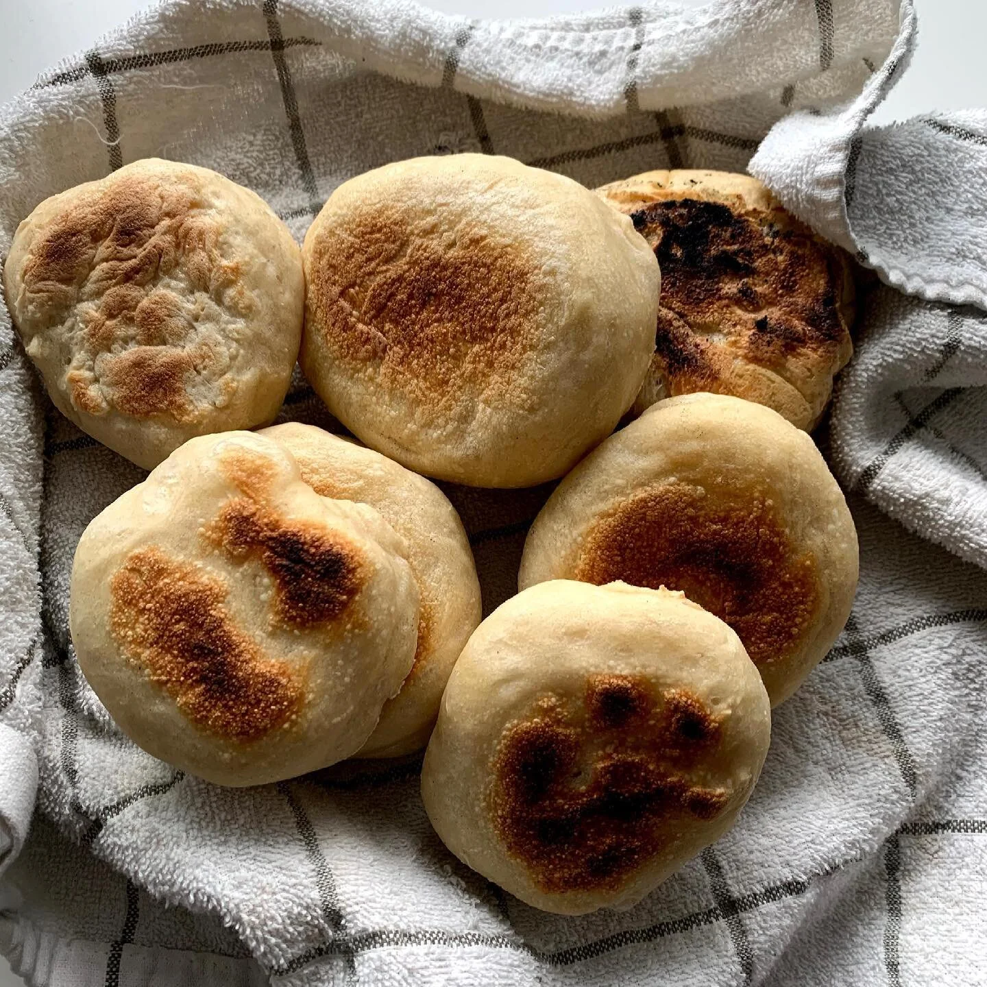 English muffins anyone? This surprisingly easy recipe has become a favourite for my Saturday mornings eggs benny. The recipe I took from @biggerbolderbaking and definitely recommend. And the best part? The muffins are NO KNEAD! So you literally let t