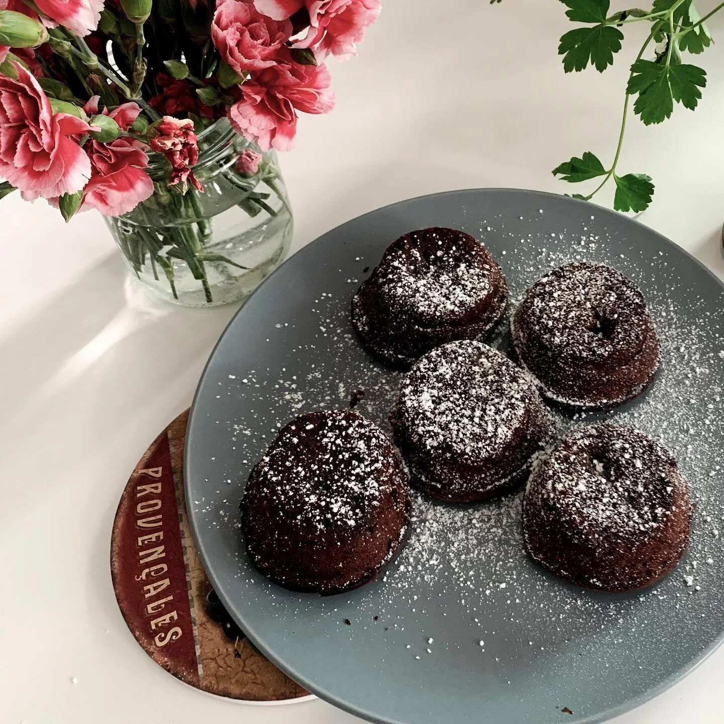 These are one of my favourite quick to make desserts that always impress! I make them for dinner parties or when I&rsquo;m craving something sweet. I highly recommend this recipe! Credits go to @sallysbakeblog for her Chocolate Lava Cakes! 

.

.

.

