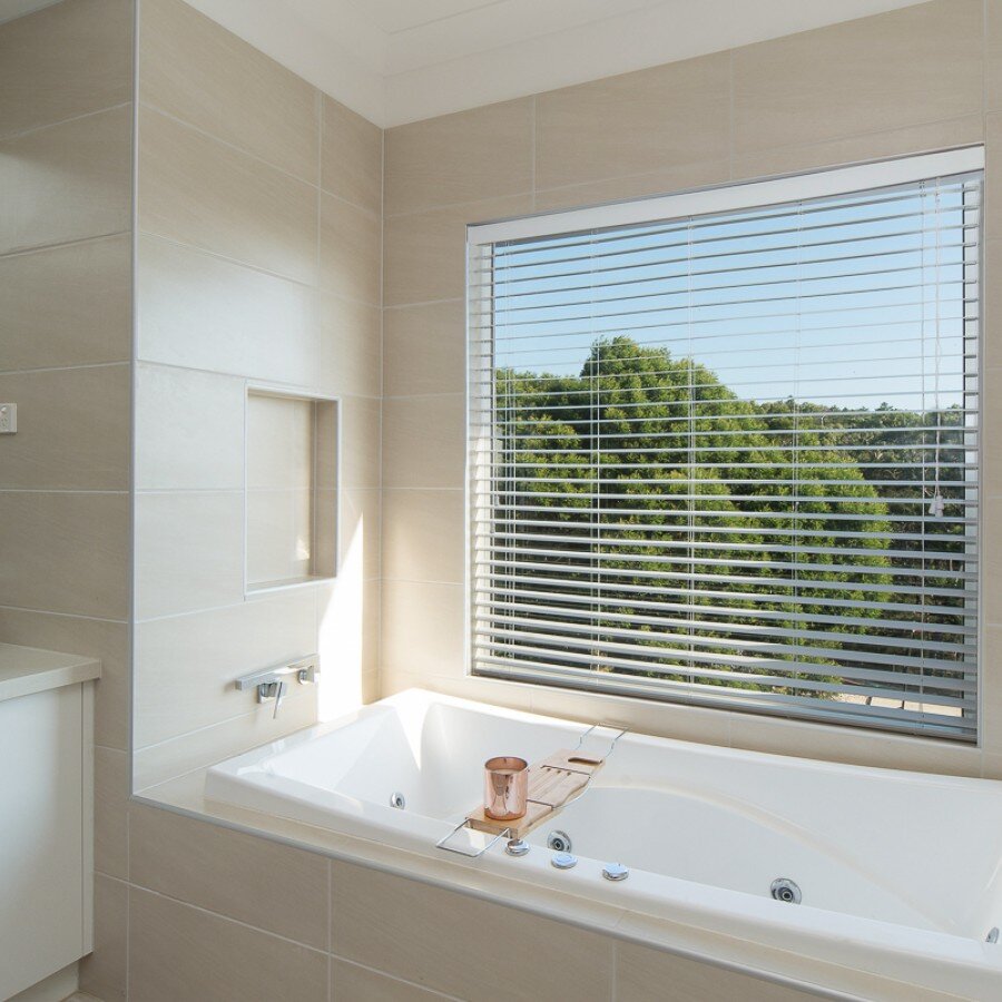 Long_Island_Venetian_Blind_White_900_900_90_s_c1.jpg