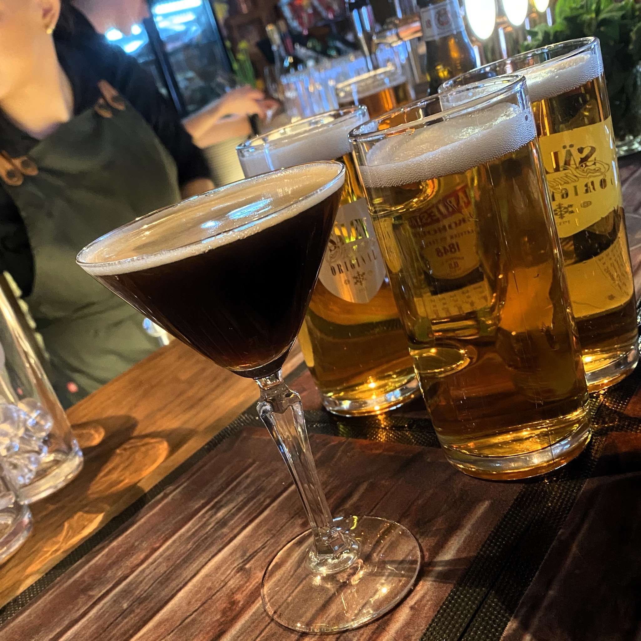 Espresso Martini har seglat upp som en nygammal favorit hos m&aring;nga. Kul tycker vi👍! Lite intressant &auml;r det att den heter &quot;Martini&quot; fast den inte inneh&aring;ller Martini...😅 Det s&auml;gs att drinken fick namnet p&aring; 90-tale