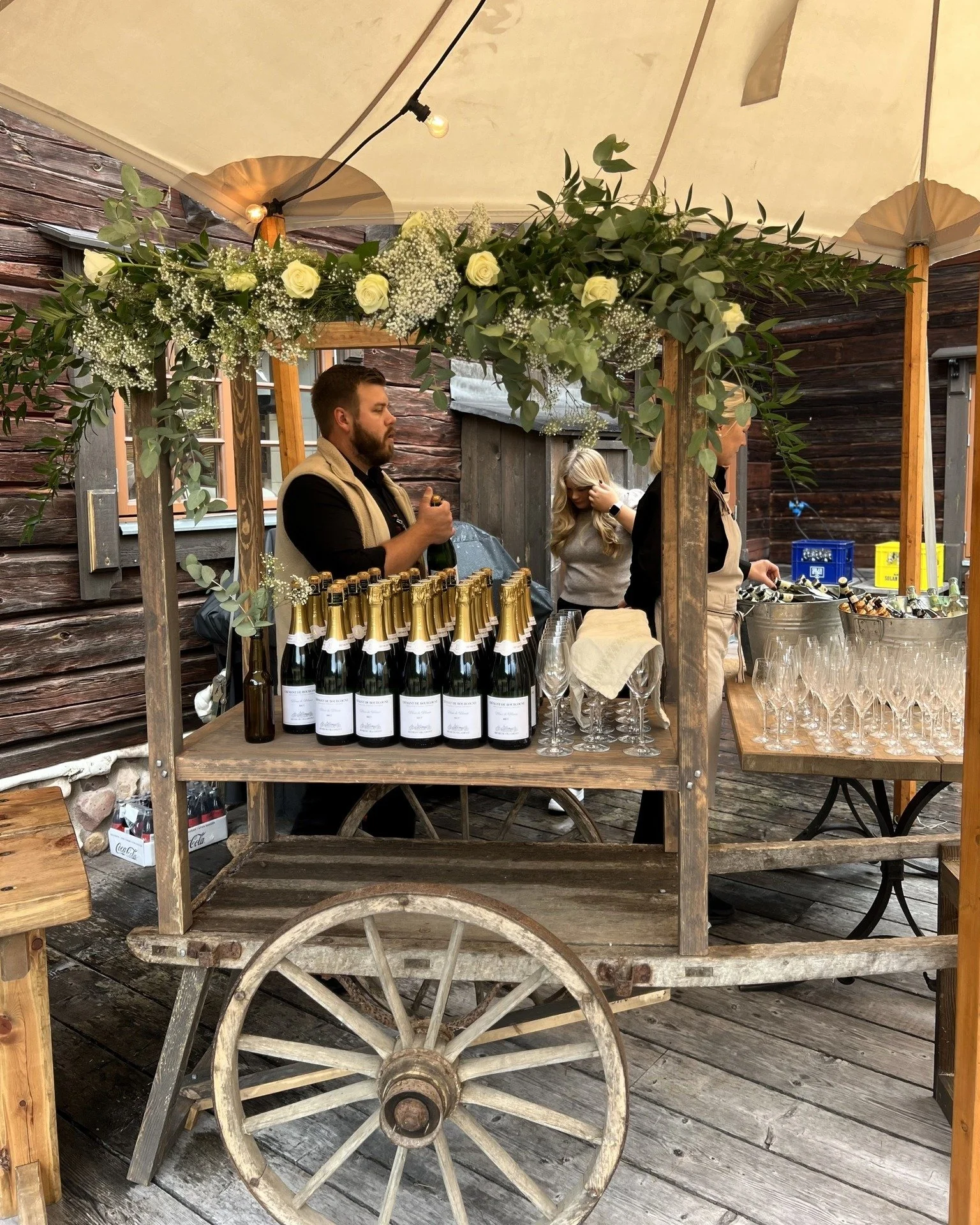 Idag minns vi tillbaka på Max & Ewelinas fantastiska bröllop som vi fick äran att ta hand om i september🫶. Champagnen serverades från denna fina vagn som är byggd av ingen mindre än BRUDGUMMEN SJÄLV @marcusma