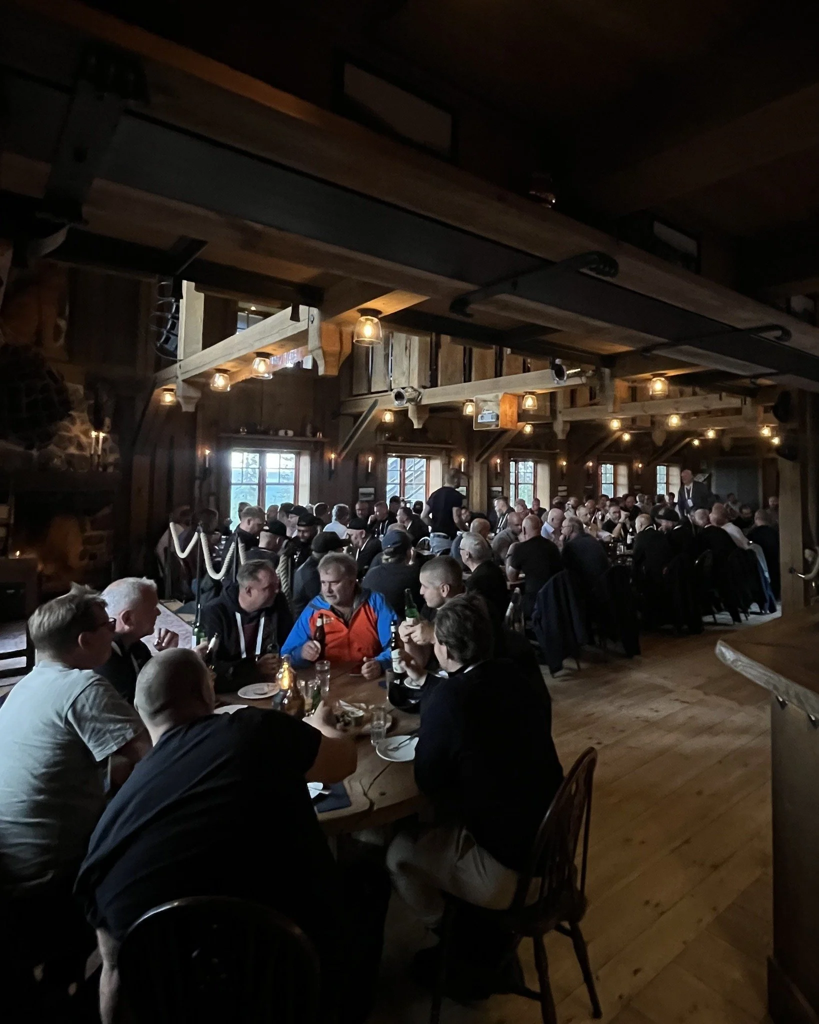 Under september lyckades vi även klämma en Afterwork för detta härliga gäng. Go' stämning var det! 🙌🍻
 #sälen #lindvallen #sälfjällstorget #sälenstuganoriginal  #afterwork #lindvallen #sälenfjäll