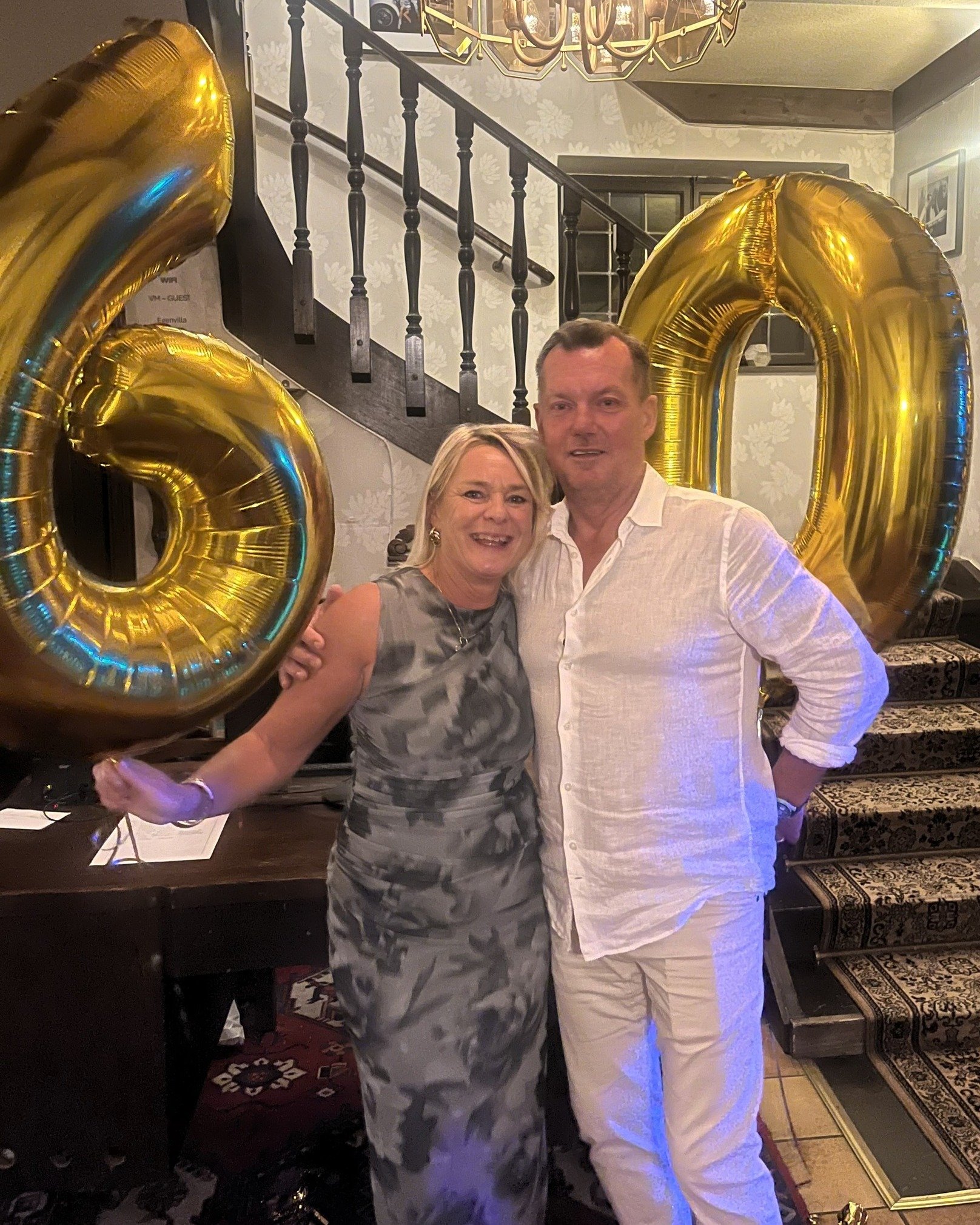 Hipp hipp hurra för bästa Johan Bertil Sallvik som fyller 60 år idag! 🥳
Och vem är då denna fantastiska människa? Jo, ingen mindre än den som tillverkar våra shotsskidor som livar upp våra Afterskier?