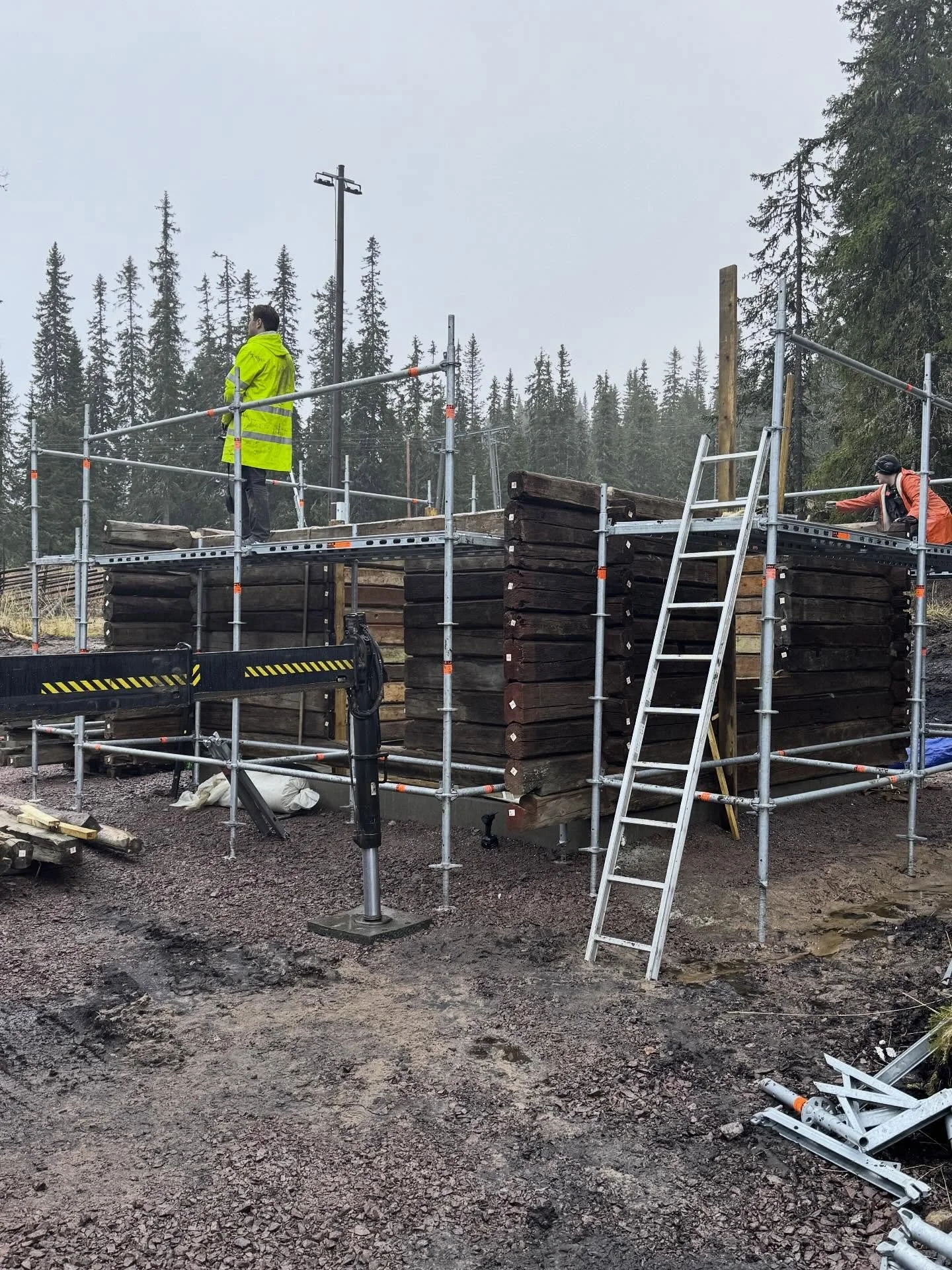 Vi bygger ett #vagnslider med virke fr&aring;n 1750-talet! 🪵
Ett vagnslider &auml;r en byggnad som f&ouml;rr i tiden anv&auml;ndes som enklare skydd och f&ouml;rvaringsutrymme f&ouml;r vagnar och rullande arbetsfordon. Och det &auml;r precis vad vi 