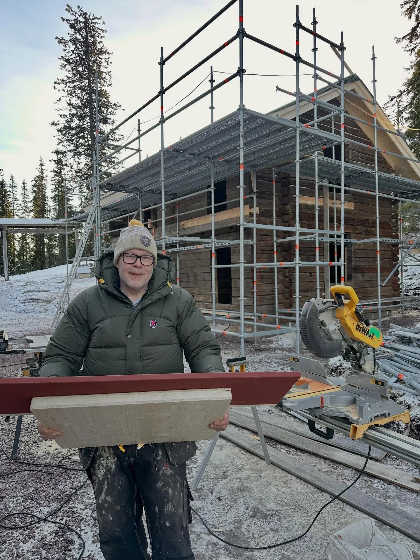 Nu b&ouml;rjar v&aring;rt 1700-tals hus ta form! Idag har &auml;ven kr&ouml;gare Stefan tagit p&aring; sig byggbrallorna💪🛠️. Huset, som &auml;r ett vagnslider, har legat nermonterat i Torg&aring;s s&ouml;der om S&auml;len i n&aring;gra &aring;r och