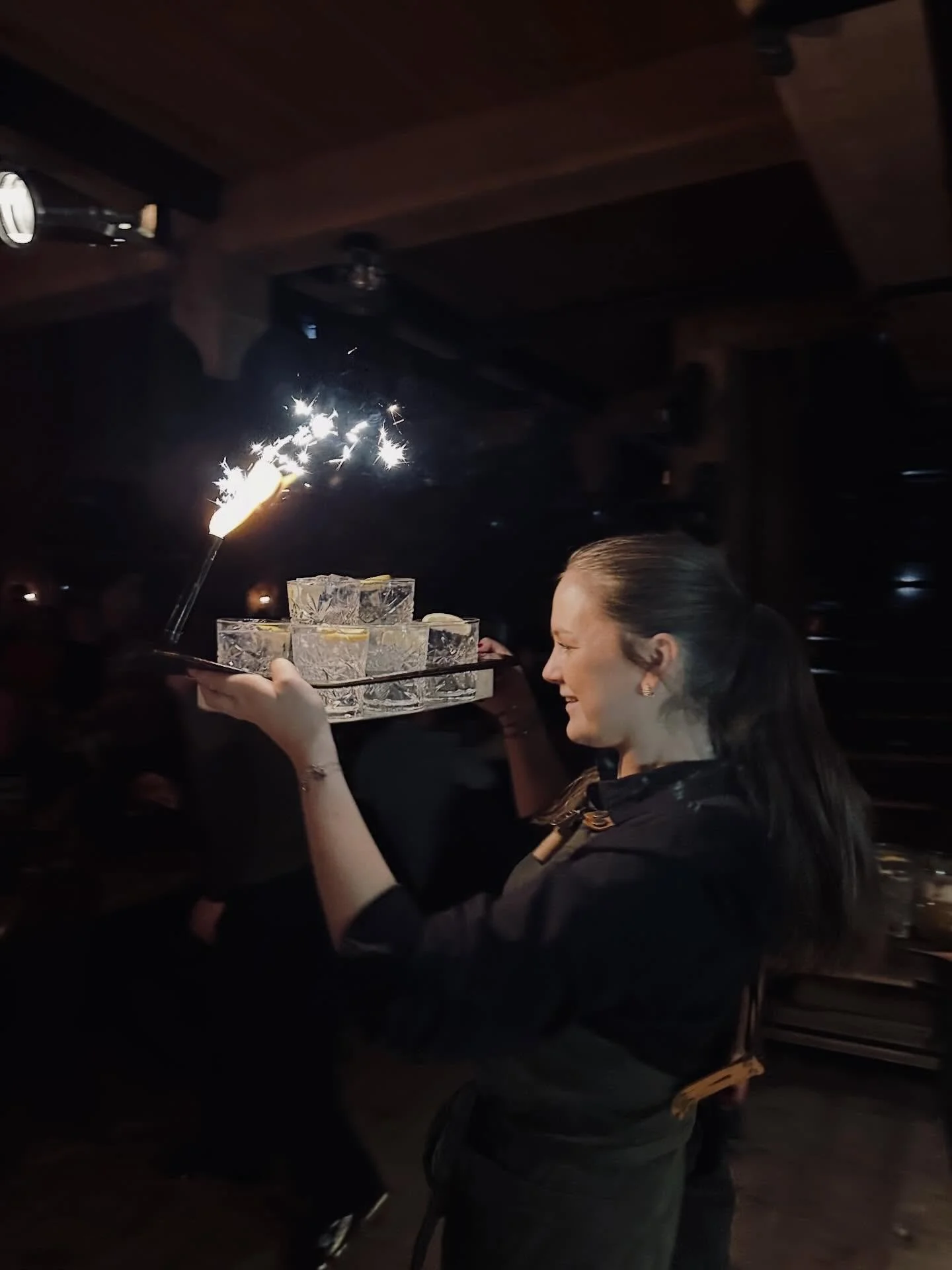 Snart &auml;r det #ny&aring;r och fyrverkeriernas tid!🤩🎇 
Men hos oss sprakar det varje dag, f&ouml;r det finns ju alltid n&aring;got att fira🙌. 

Ca 5000 sm&aring; ljusfacklor brinner hos oss varje vinters&auml;song. Och de brinner f&ouml;r er, a