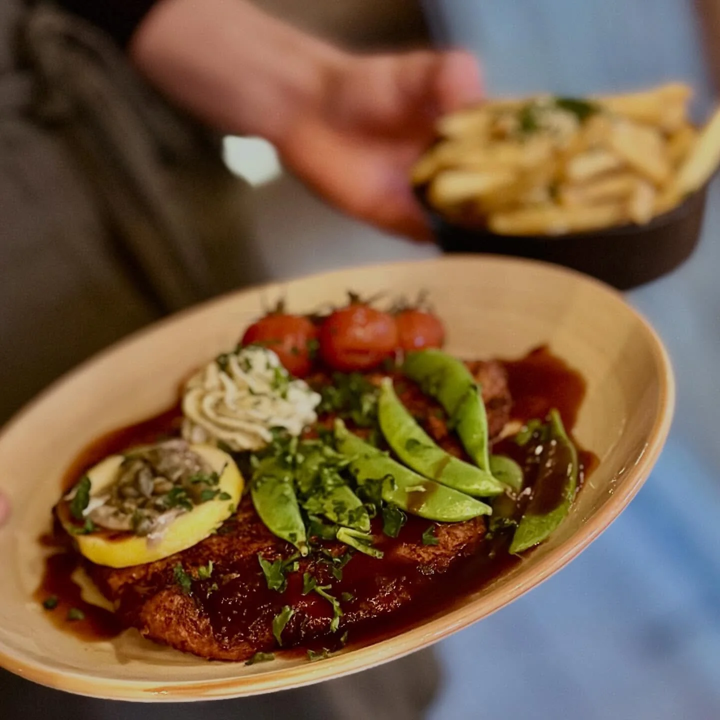 Ta n&aring;gra &aring;k i skidbacken och sladda in till oss p&aring; lunch⛷️🤩! H&auml;r brinner brasan, mysfaktorn &auml;r h&ouml;g och schnitzeln frasig👌. Om benen &auml;r tr&ouml;tta s&aring; stanna p&aring; afterski🙌. 

Vi har lediga bord f&oum