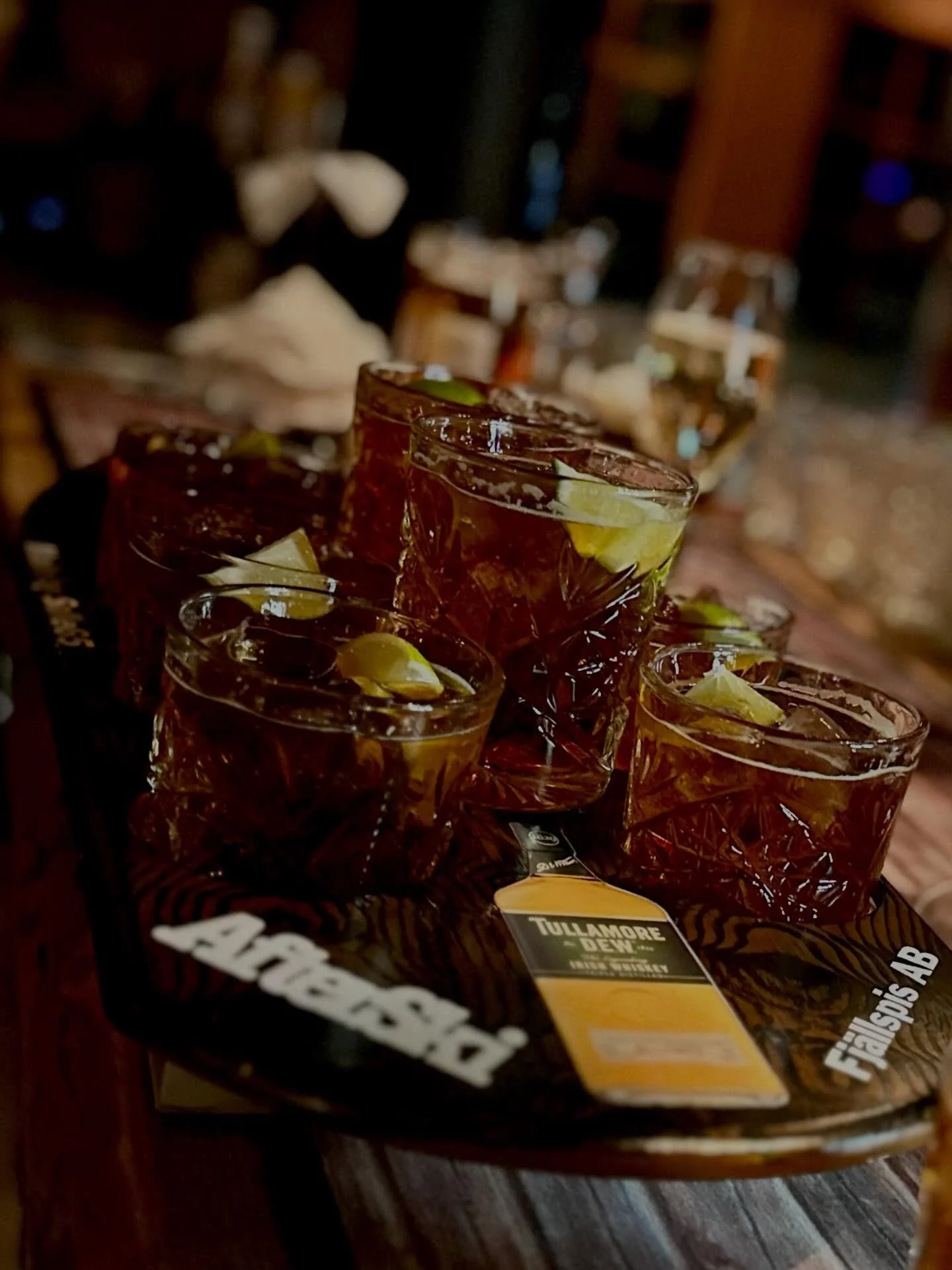 Vilken h&auml;rlig l&ouml;rdagsafterski trots stormen som h&auml;rjar utanf&ouml;r🥳💨. 

Varmt och g&ouml;tt inne hos oss och god st&auml;mning som alltid. Tack alla g&auml;ster🙏🏻💕! 

Imorgon s&ouml;ndag k&ouml;r vi lunch och afterski och d&aring