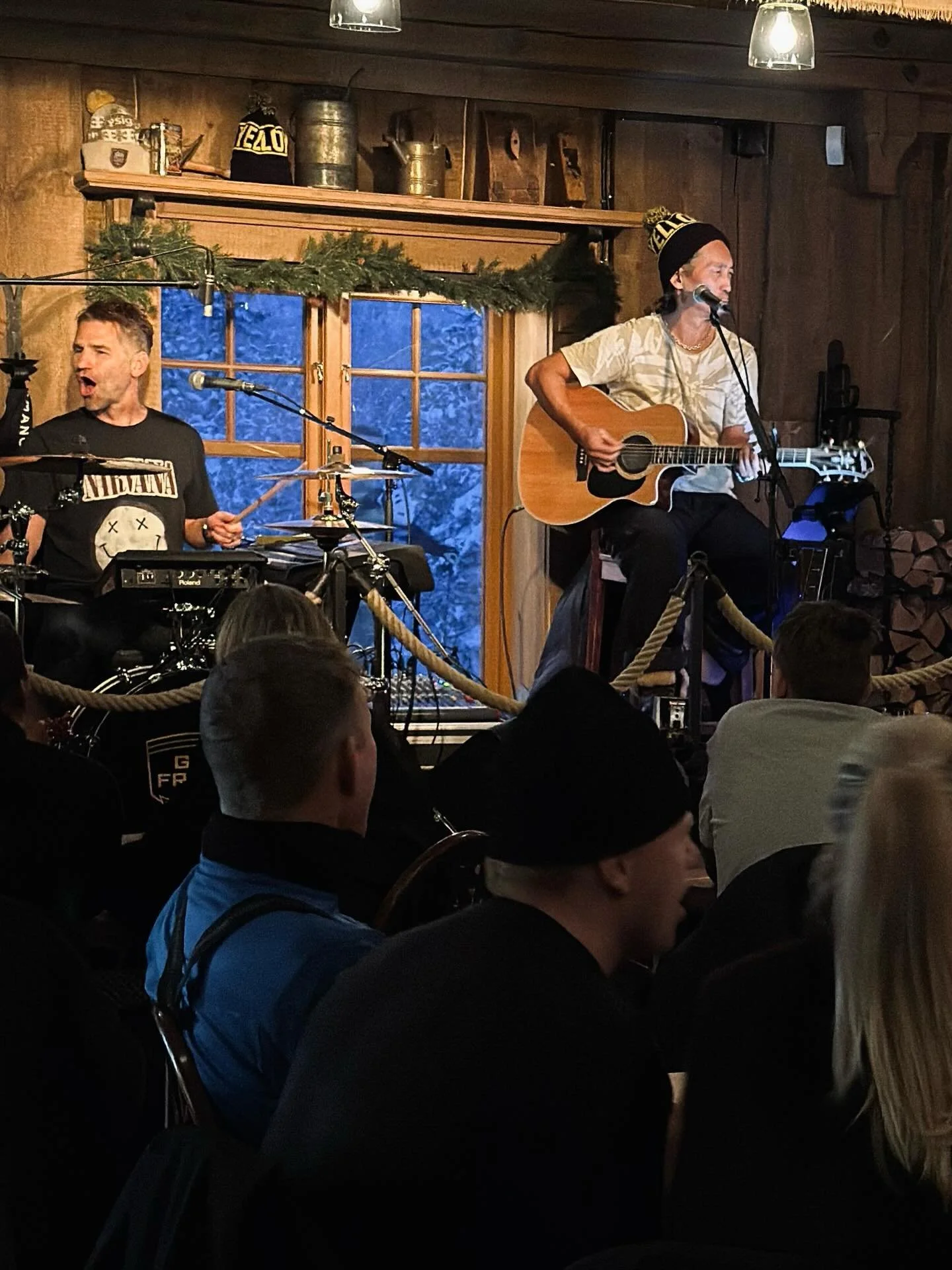 ALDRIG N&Aring;GONSIN TR&Aring;KIGT med dessa tv&aring; galningar p&aring; scen🙌😂! Tack b&auml;sta @mryellowmike f&ouml;r 3 fantastiska Afterskier denna vecka! 🧡🤎🧡🤎🧡

#s&auml;len #s&auml;lensmysigastekrog #s&auml;lenfj&auml;llen #afterski #aft