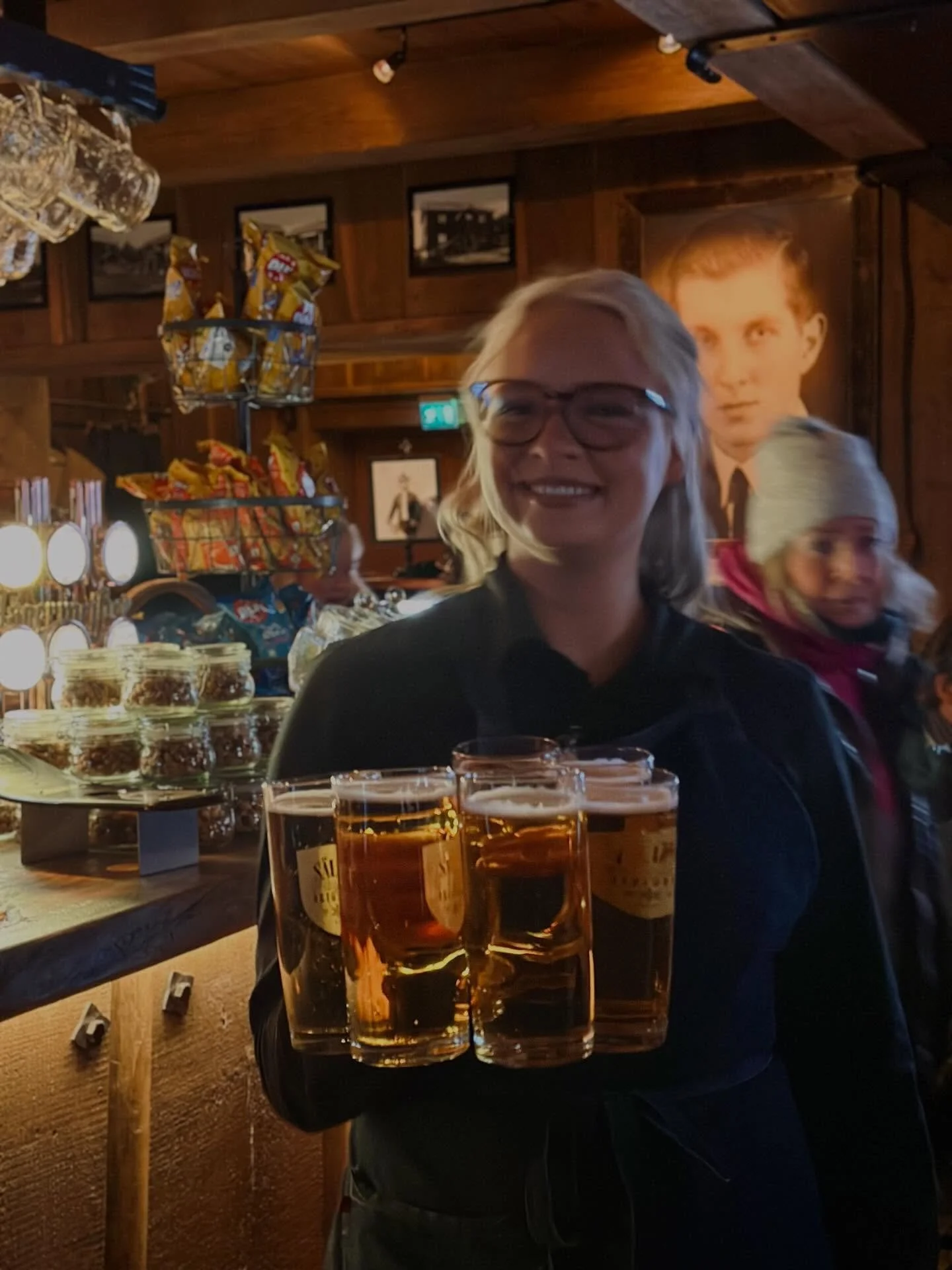 Fia kommer med ett styrkebesked, 6 🍺 i en n&auml;ve💪! 
Nu laddar vi f&ouml;r fredag och helg alla v&auml;nner🤎🧡. 

Vi ses! 😍

#s&auml;lenfj&auml;llen #s&auml;len #s&auml;lensmysigastekrog #afterski #&auml;lskasn&ouml;