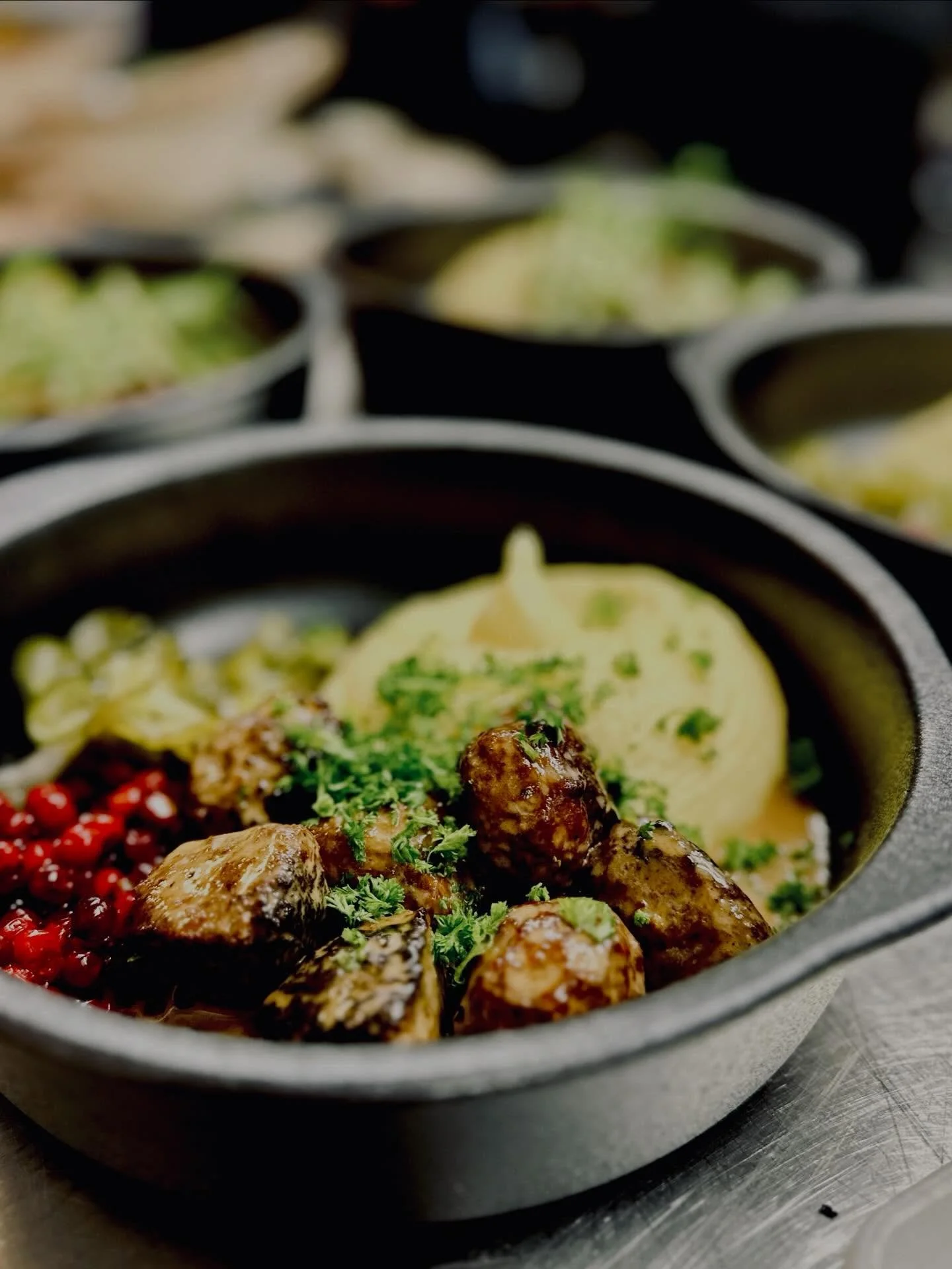 S&ouml;ndag och vi har &ouml;ppet f&ouml;r lunch, fika och mys vid brasan 🍽️🔥. Sladda f&ouml;rbi oss vid Jonasbacken i Lindvallen, skidorna st&auml;ller du utanf&ouml;r🧡🤎⛷️. 

Varmt v&auml;lkomna! 

#s&auml;len #s&auml;lensmysigastekrog #lunch #r