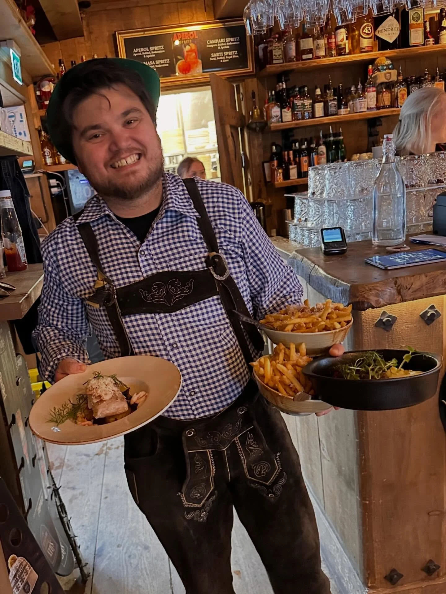 Varmt v&auml;lkommen till oss p&aring; lunch🍽️! Schnitzlarna &auml;r frasiga, &ouml;len &auml;r kall och brasan brinner🍻🔥. En barnmeny finns f&ouml;r v&aring;ra yngsta g&auml;ster🧡. Skidorna st&auml;ller ni direkt utanf&ouml;r d&ouml;rren, bekv&a