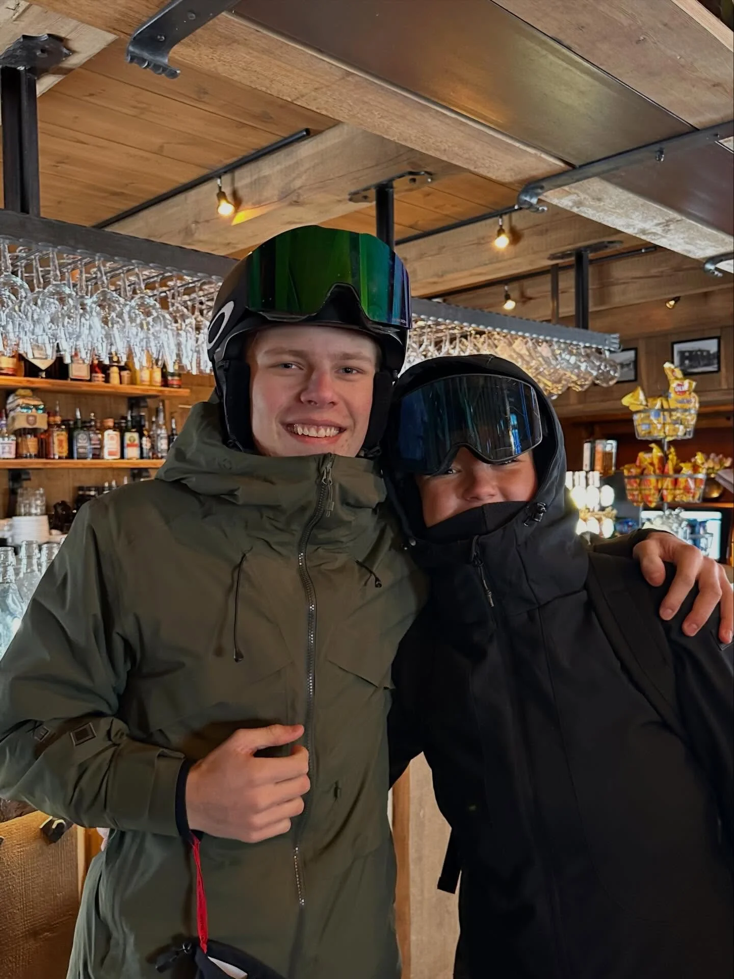 Vad g&ouml;r Lollo och Erik n&auml;r de har en ledig dag fr&aring;n S&auml;lenstugan Original!?🤔 Jo &aring;ker skidor och smiter in f&ouml;r lunch p&aring; jobbet s&aring; klart!👏⛷️🍽️

#s&auml;len #s&auml;lenfj&auml;llen #s&auml;lensmysigastekrog 