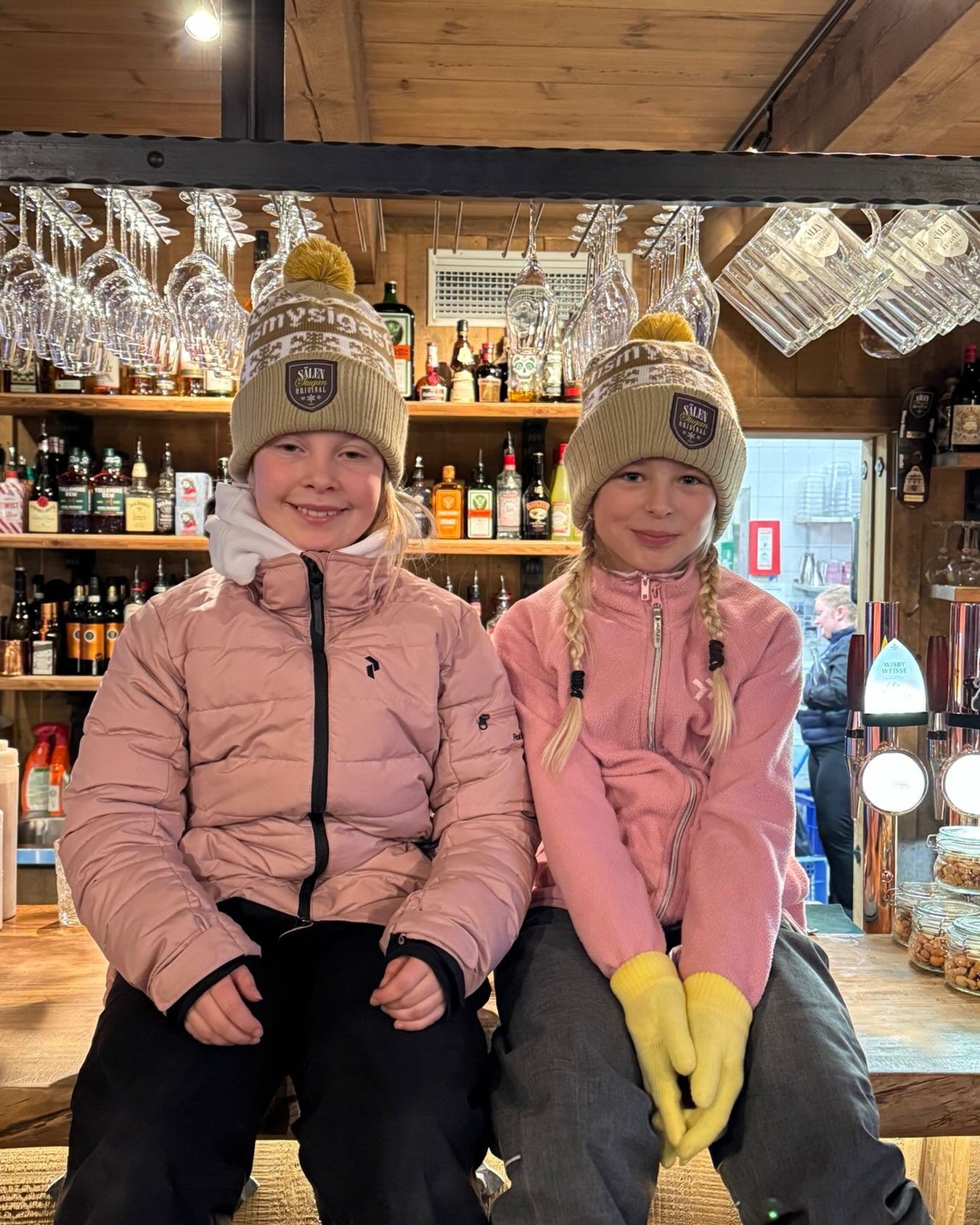 Sportlov, rosiga kinder och nya favoritm&ouml;ssor ❄️🤍
Tv&aring; riktiga sportlovsproffs som laddar upp mellan &aring;ken med v&auml;rme, skratt och stil. M&ouml;ssorna sitter perfekt &ndash; redo f&ouml;r fler sv&auml;ngar i backen och kanske en va