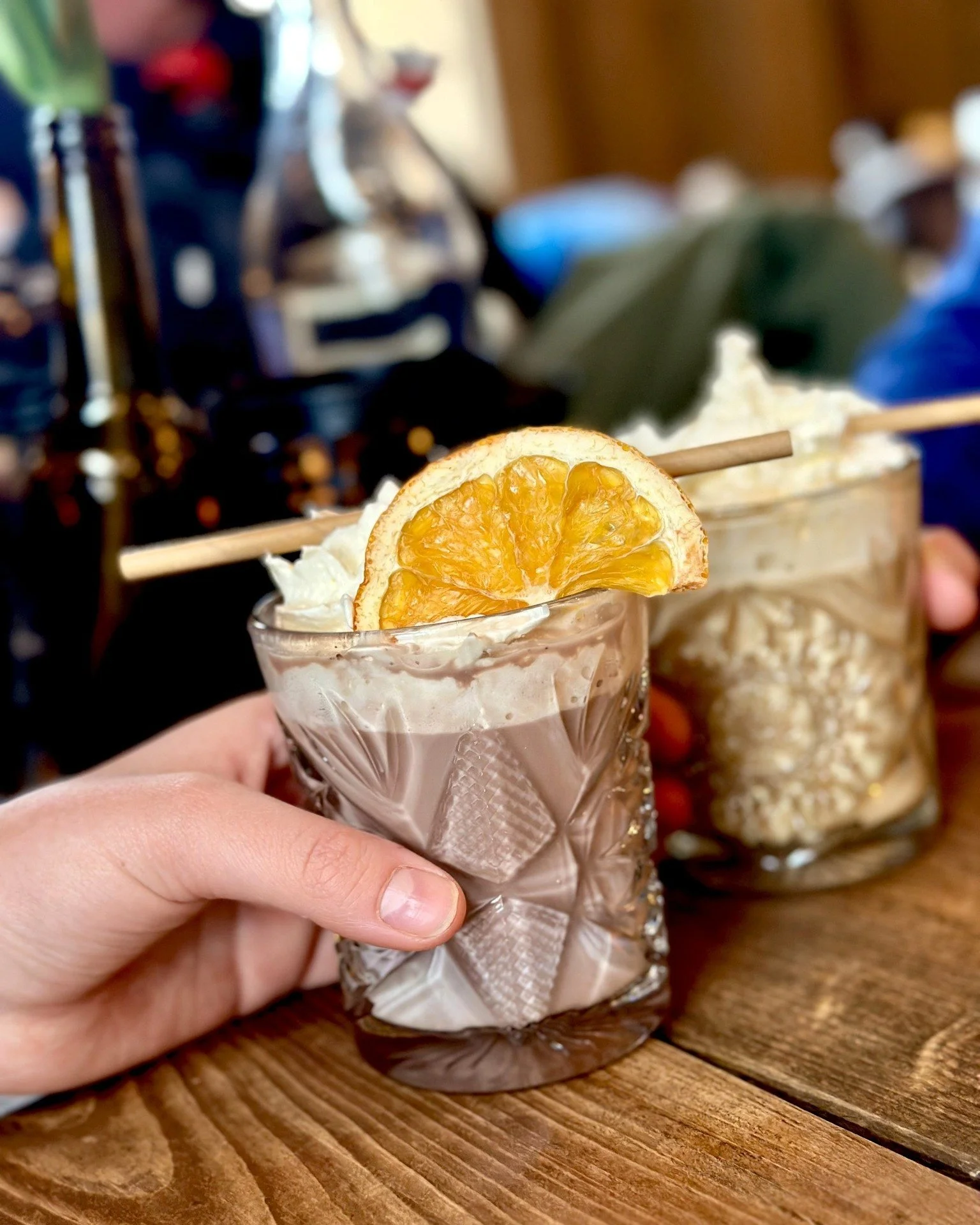 En varm drink framf&ouml;r brasan? Ja tack!👍Sv&auml;ng f&ouml;rbi, st&auml;ll skidorna utanf&ouml;r och kom in och v&auml;rm dig en stund men n&aring;got gott i glaset😍⛷. Ta Jonas-, Sigge- eller Emmabacken f&ouml;r att komma tills oss, v&auml;lkomm