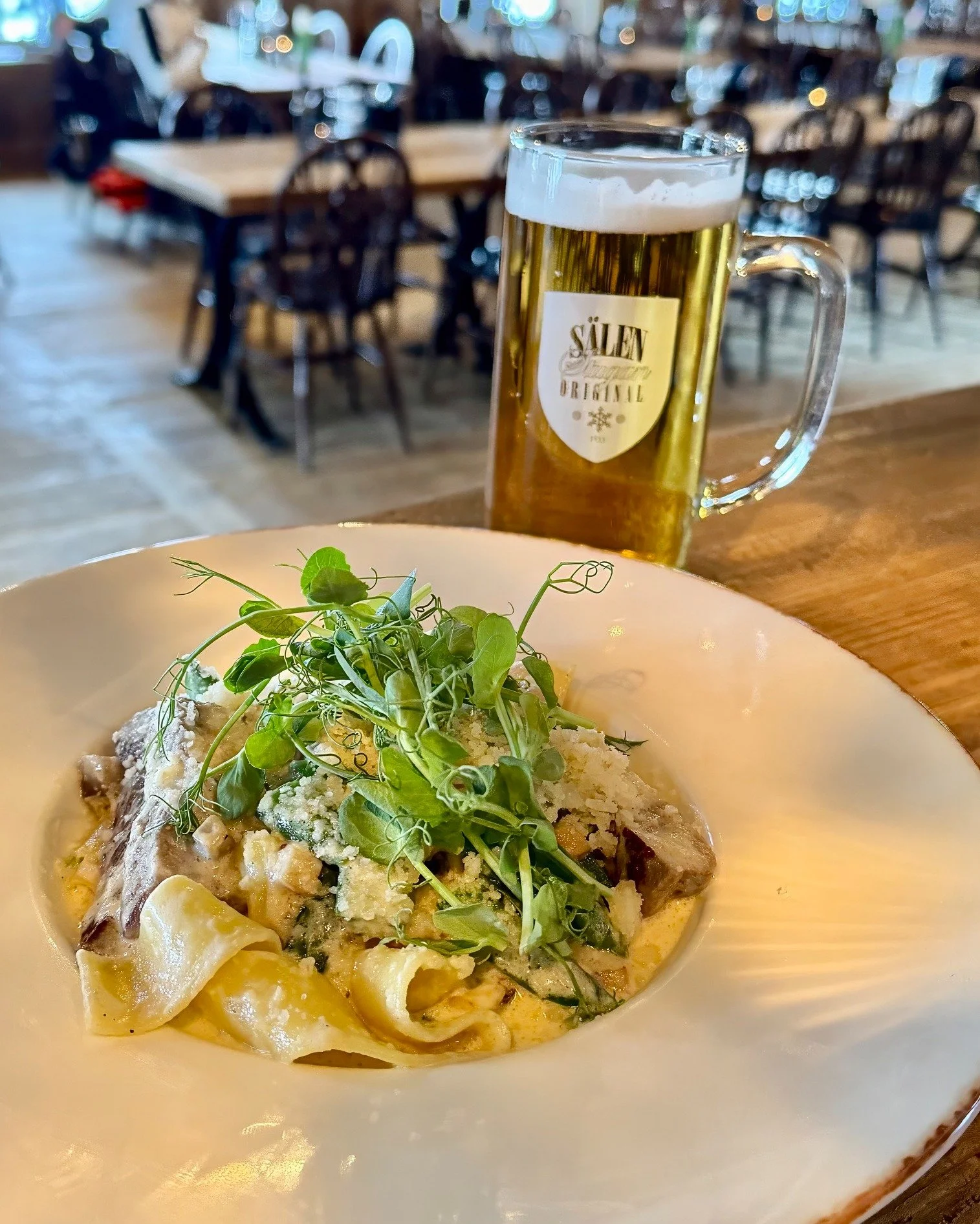 Ny r&auml;tt p&aring; menyn, pasta med grillad ryggbiff👌! Lyssna p&aring; det h&auml;r: 

🧡Kr&auml;mig f&auml;rsk tryffeldoftande pappardelle med grillad strimlad ryggbiff, vitt vin, gr&auml;dde, socker&auml;rtor, champinjoner, f&auml;rska tomater 