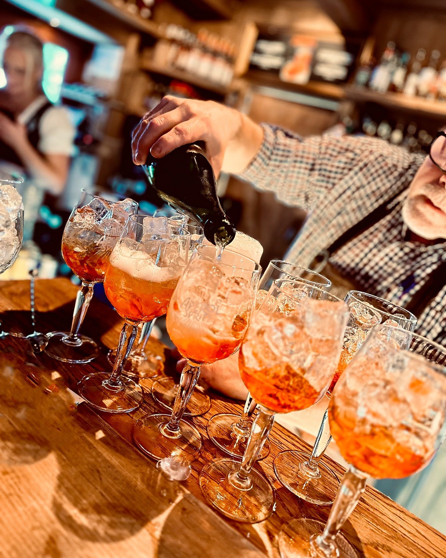 Nu &auml;r det fredag🧡! V&aring;r kr&ouml;gare Stefan st&aring;r stabilt i baren som vanligt,  kom in och s&auml;g HEJ! 😍🍹

 #afterski #restaurang #s&auml;lensmysigastekrog #&auml;lskasn&ouml; #skidsemester