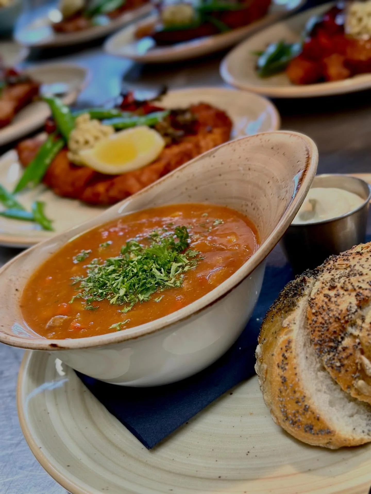 🍽️LUNCHDAGS!🍽️ 
P&aring; v&aring;r lunchmeny hittar du v&auml;llagade r&auml;tter som m&auml;ttar hungriga skid&aring;kare👍⛷️. H&auml;r finns tex &Ouml;sterrikisk gulaschsoppa, klassiska k&ouml;ttbullar med hemlagat mos, klassisk schnitzel och pas