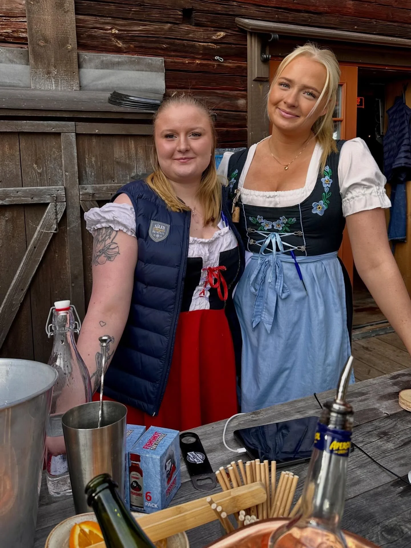 Fredag, sol, plusgrader s&aring; Fia &amp; Emelie har &ouml;ppnat upp UTEBAREN☀️🙌🥂! Och vi &auml;lskar&rsquo;t🤎🧡! 

#&aring;kaskidor #s&auml;len #s&auml;lensmysigastekrog #s&auml;lenfj&auml;llen #v&aring;rvinter