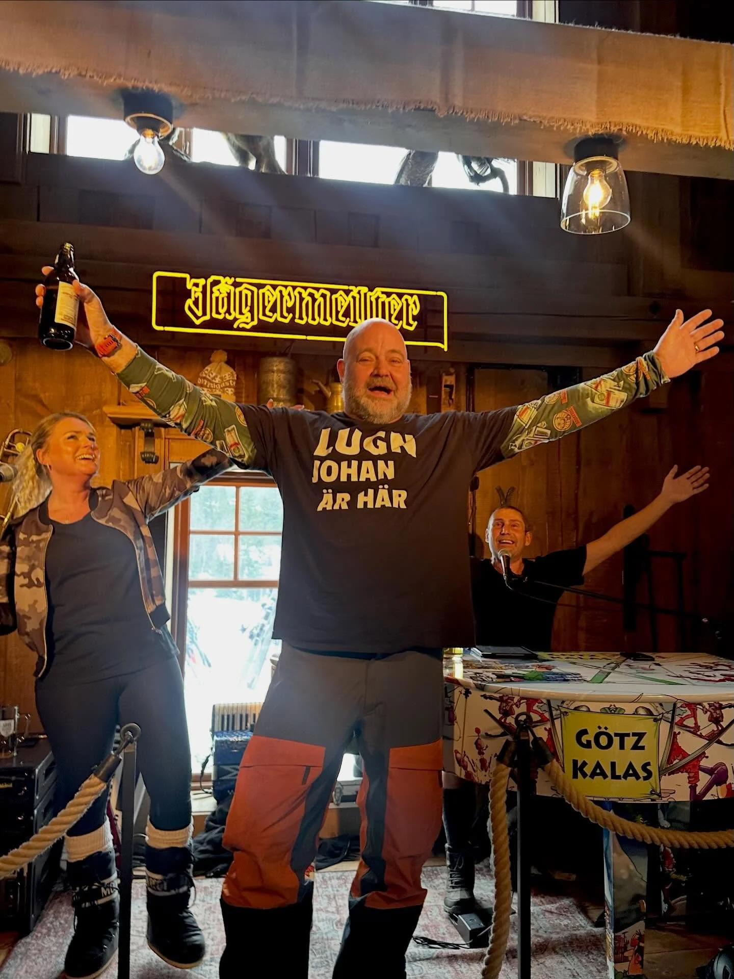 Fredag och @gotzkalas &auml;r h&auml;r🙌! Men LUGN f&ouml;r JOHAN &Auml;R OCKS&Aring; H&Auml;R😂🤷&zwj;♀️!? 

#vem&auml;rjohan #b&auml;stag&auml;ster #afterski #s&auml;len #s&auml;lenfj&auml;llen