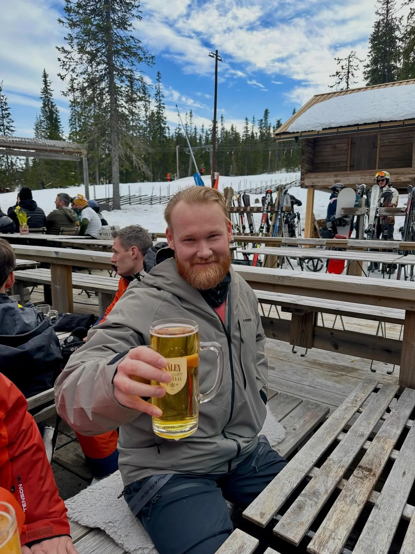 SK&Aring;L! Det &auml;r l&ouml;rdag🙌! Snart Afterski med @mryellowmike &amp; Daniel🥳. 

#s&auml;len #s&auml;lenfj&auml;llen #s&auml;lensmysigastekrog #afterski #&aring;kaskidor