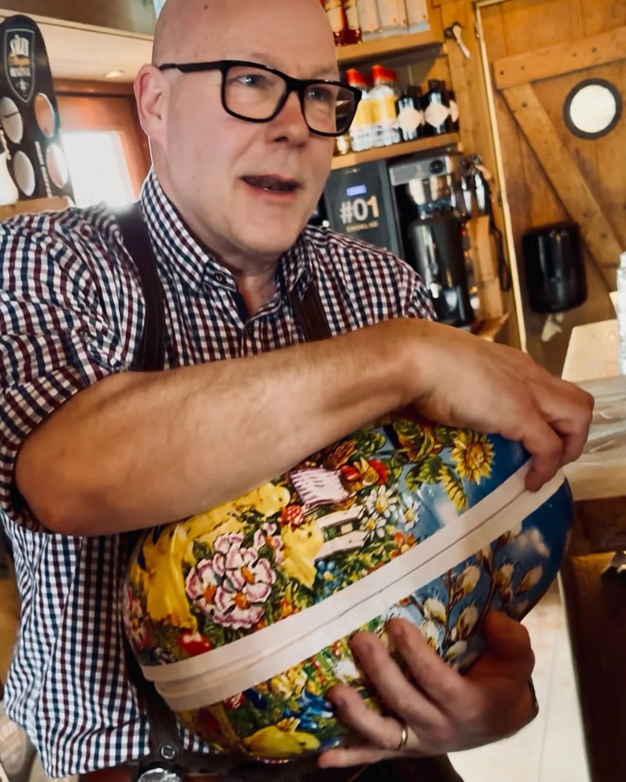 VAD &auml;r det i p&aring;sk&auml;gget vi fick av @mryellowmike &amp; Daniel!?🤔 Vi lovar att avsl&ouml;ja p&aring; p&aring;skafton 🙌🐣🤩! 

#s&auml;len #p&aring;sk&auml;gg #present #s&auml;lensmysigastekrog #p&aring;skifj&auml;llen