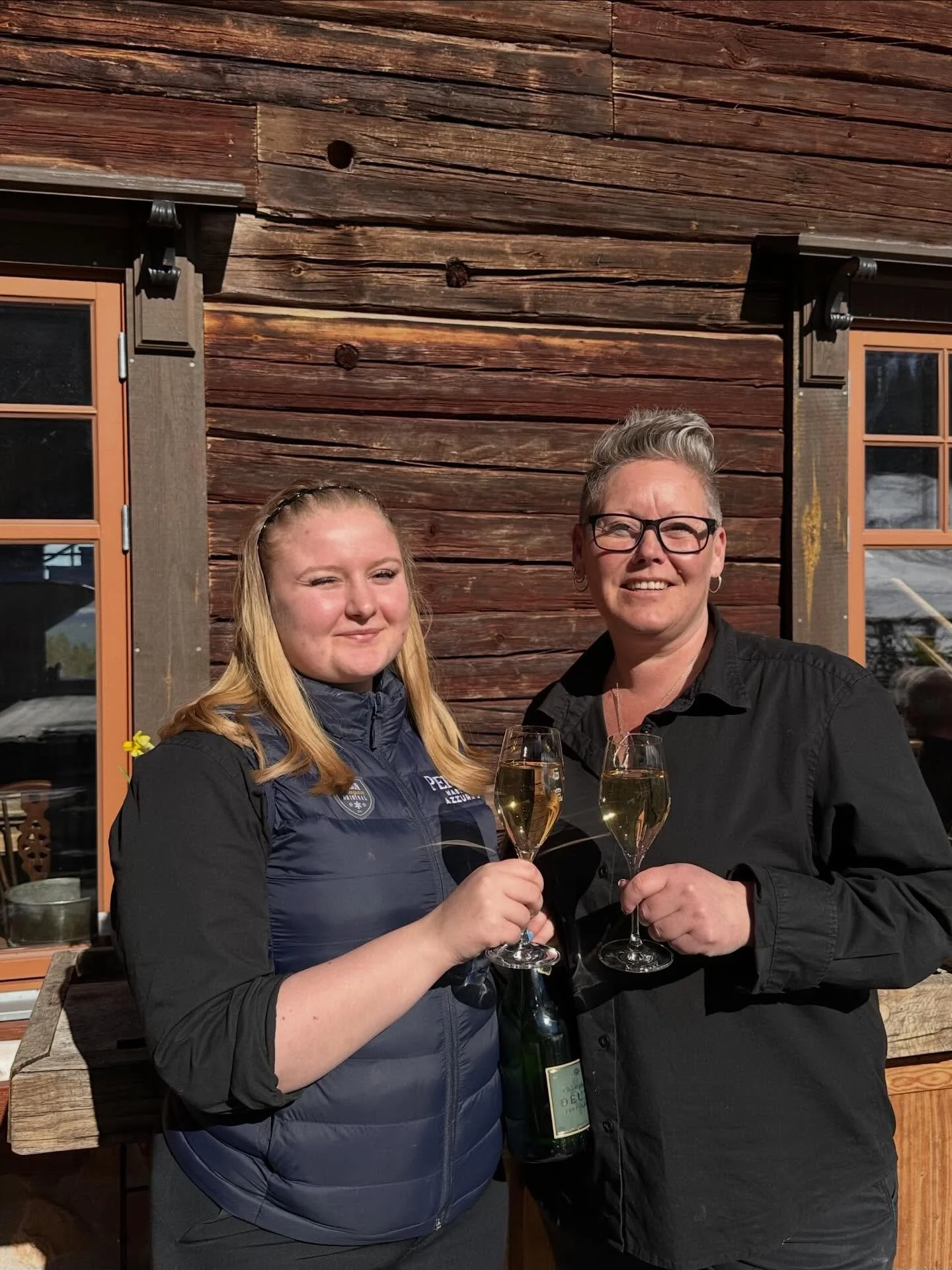 P&aring;sk = bubbel och vi har laddat upp🥂. Varmt v&auml;lkomna till v&aring;r terass och sk&aring;la in p&aring;sken med oss! 🐣😍

#s&auml;len #s&auml;lensmysigastekrog #p&aring;skifj&auml;lln #bubbel #champagne