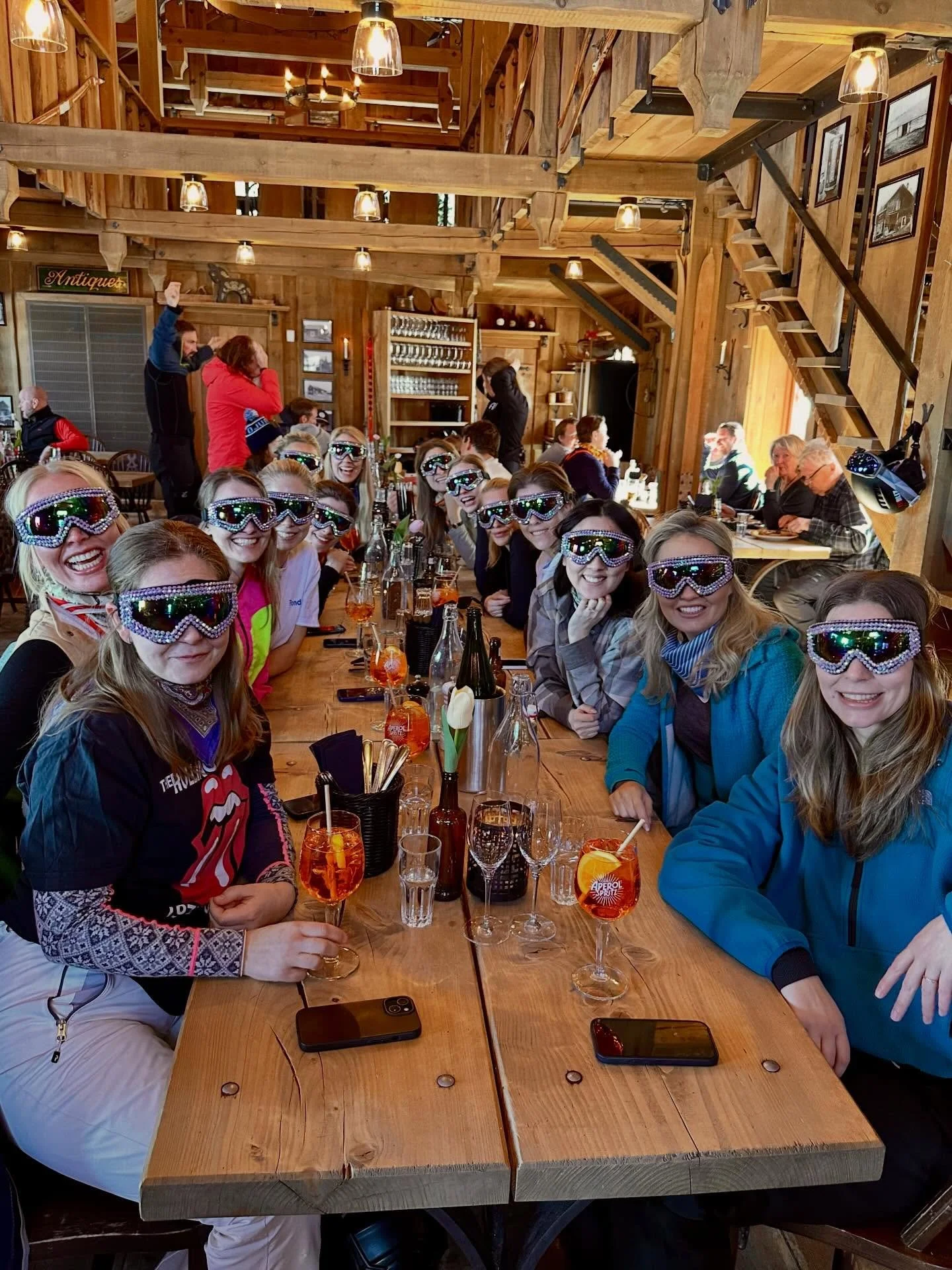 Det &auml;r l&ouml;rdag och vi &auml;r LADDADE! 🥳🙌 Om en timme drar vi ig&aring;ng Afterskin med @meele_music 💪🎤! 

#s&auml;len #s&auml;lensmysigastekrog #s&auml;lenfj&auml;llen #afterski #p&aring;skifj&auml;llen