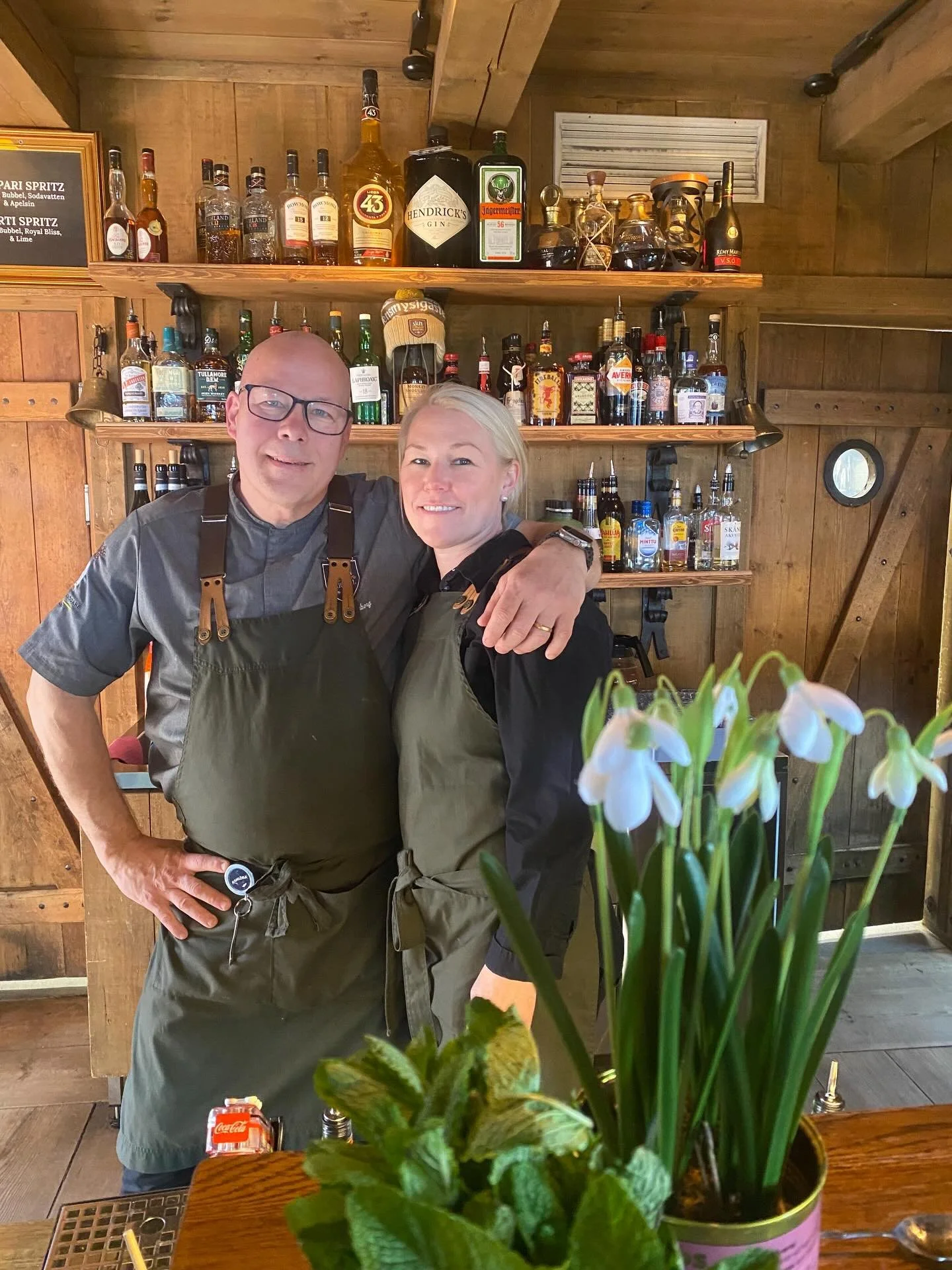 Stort tack till alla underbara g&auml;ster, artister och framf&ouml;rallt v&auml;rldens b&auml;sta personal!💕 Nu &auml;r restaurangen storst&auml;dad och vi unnar oss lite ledighet☀️. Men i december ses vi igen😘🫶. Kram p&aring; er!/Maria &amp; Ste