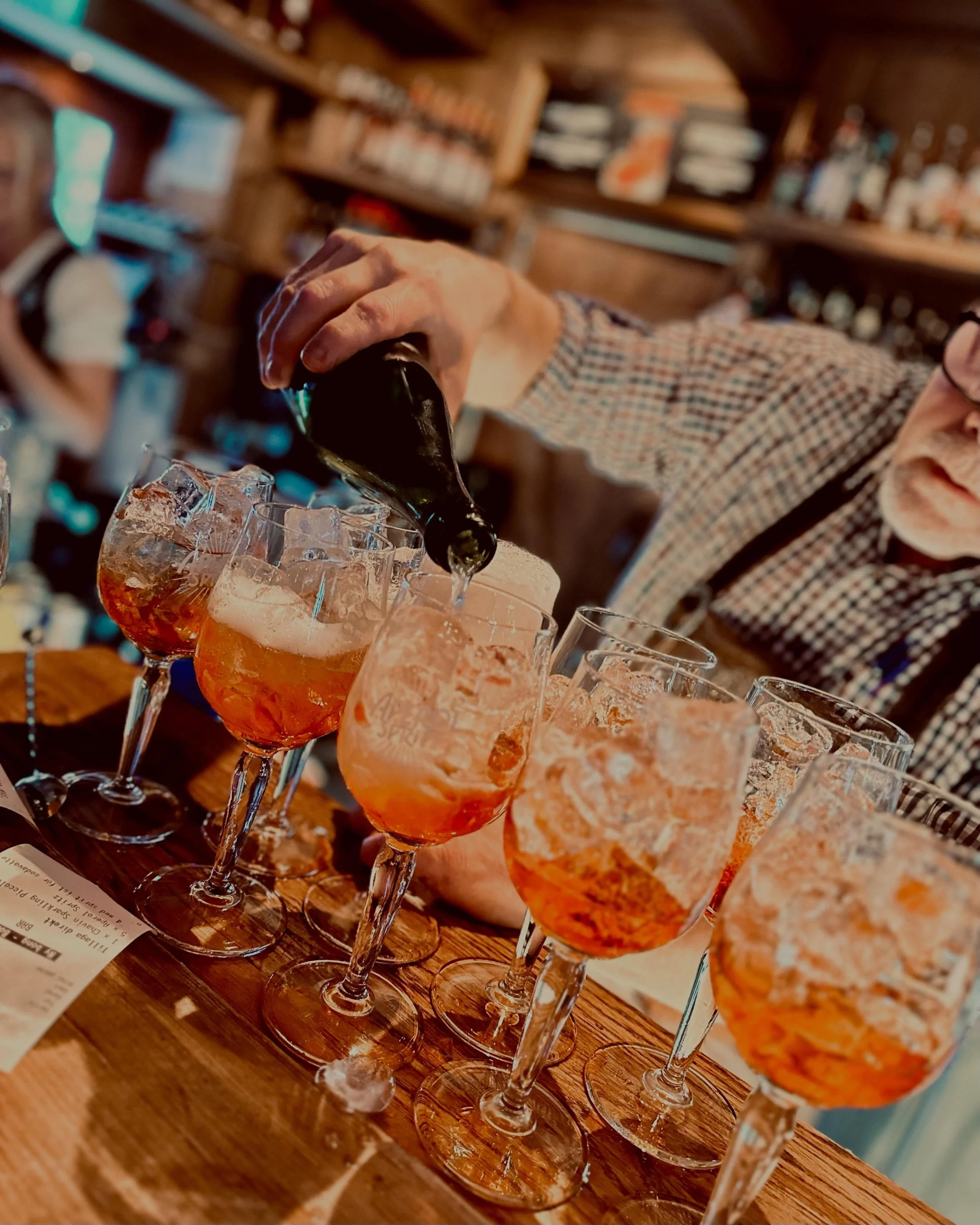 Ok folks, snart midsommar 💪. Men hand upp, vem h&auml;r &auml;r lika snabb p&aring; att fixa till 20 Aperol Spritz som @stefantornberg67 ? 10 dagar kvar nu, bara att b&ouml;rja &ouml;va!🤩💪

#s&auml;len #s&auml;lenfj&auml;llen #s&auml;lensmysigaste