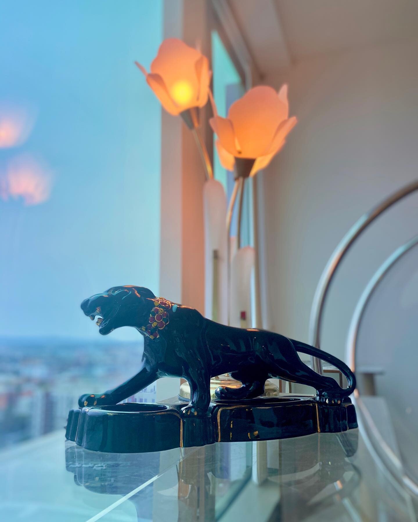 🐾 Cats.. my favorite thing in the world, and one of the most popular animals that have been sculpted throughout the decades. Many of you asked about the black panther sculptures from my personal collection and I promised I would bring some to your a