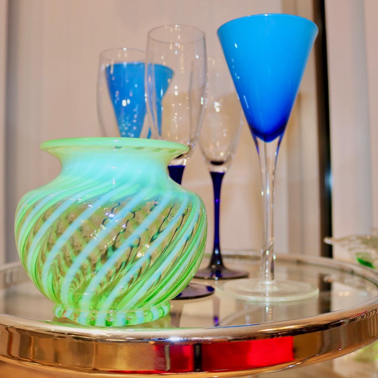 💚💙 Cocktail time anyone?! (I need one right now during this debate..) These vibrant martini and champagne glasses are available 😍
Set of 2 blue martini glasses $30
3 champagne glasses with blue stems $40
Small, green, Murano style swirl vase $50
M