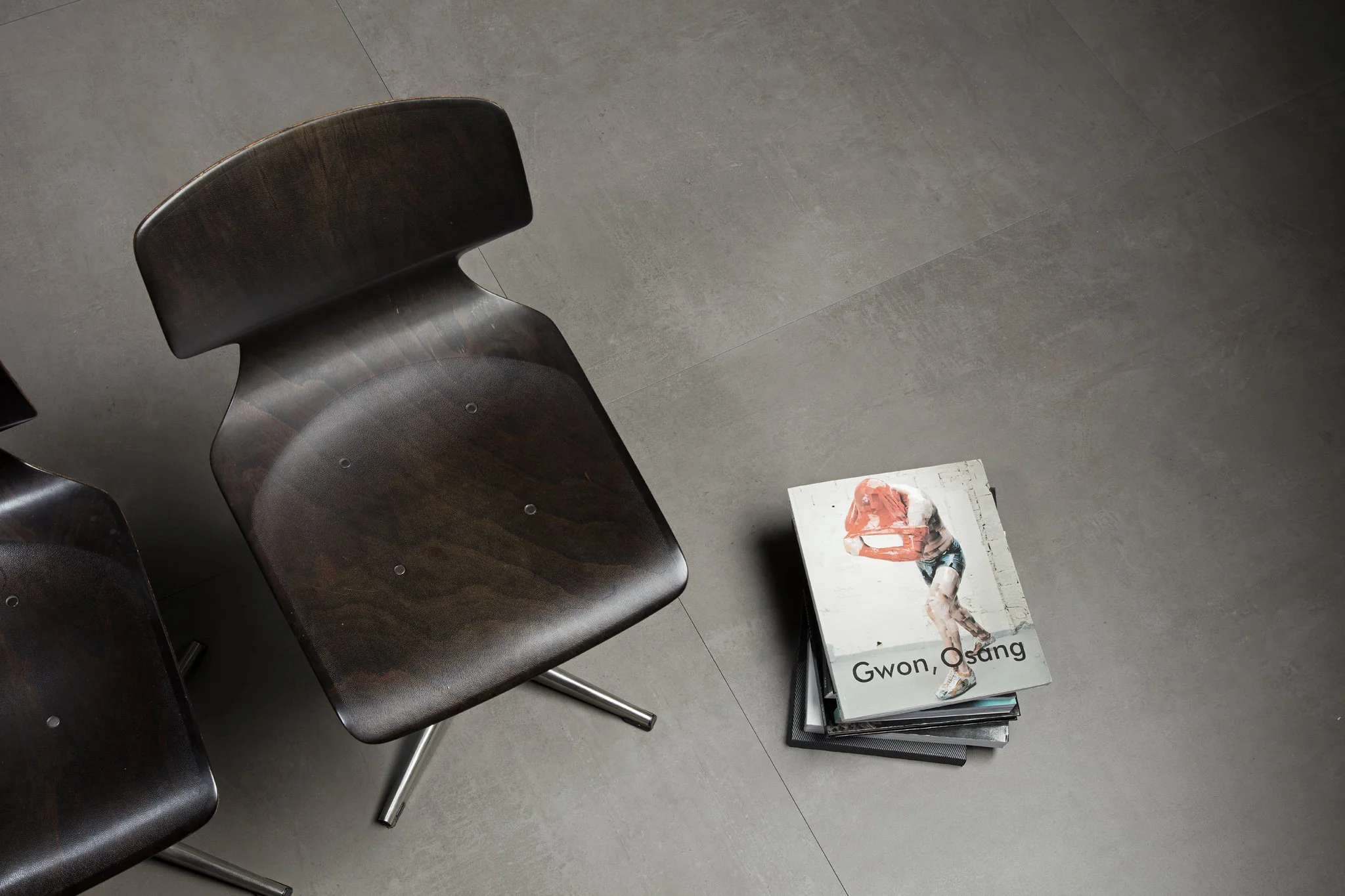 Minimalist concrete effect porcelain tile with soft grey tones for contemporary interiors.