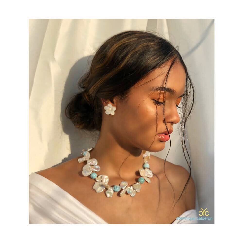 Por su increíble elegancia, la combinación de Collar en Larimar y pétalos de  Perlas Keshi  y Aretes Flor de Nácar está entre nuestras favoritas de temporada, ya sea para realzar un look de día o para un regalo muy especial ✨

Ordénala aquí: 