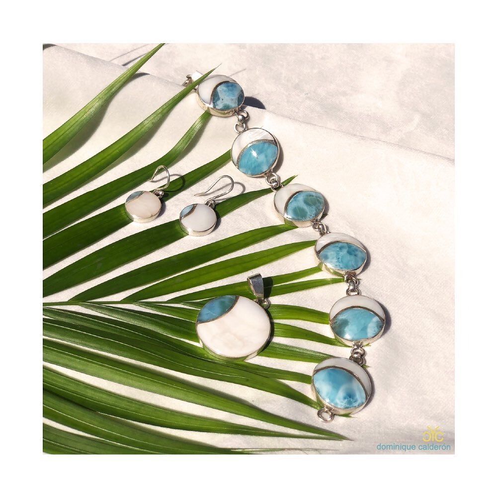 Nuestra colección #Moonlight está inspirada en la union de las energías contrastantes del Sol, que te motiva a tomar acción y perseguir tus sueños,  y la Luna, te anima a relajarte y confiar, combinando en misterio y la novedad del Larimar 💧 co