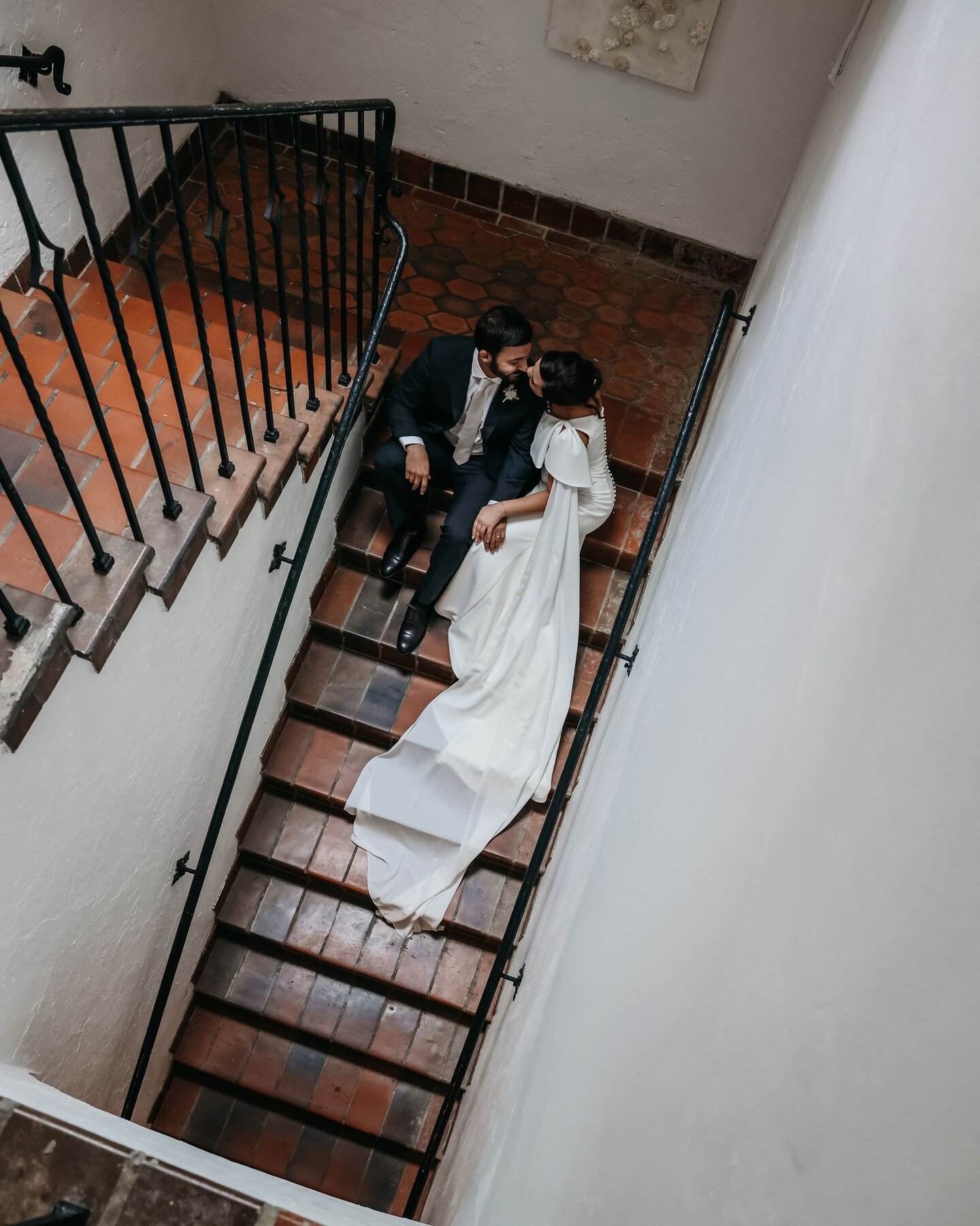 A romantic stairwell moment at our Chattanooga House
📸: @caseyyo