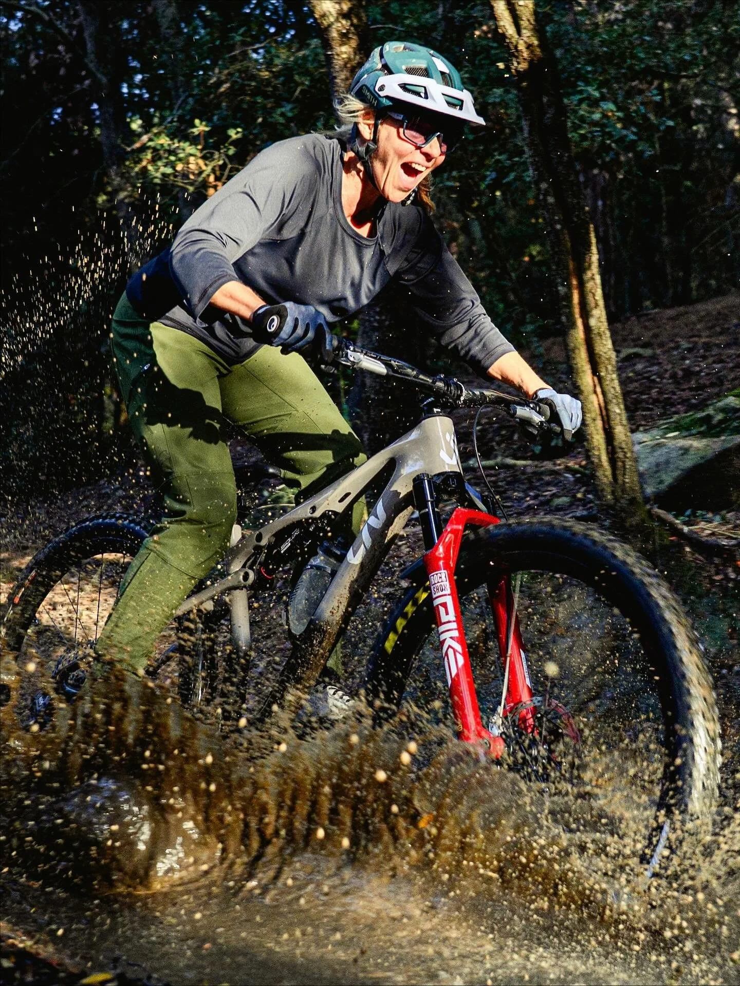 🤗 I just love this photo!! The photographer @twilcha and I discovered our mutual love of splashing in puddles. I laughed as I rounded the corner and saw her camera pointed at me next to this puddle - then happily nailed her with a huge splash! 👉 Al