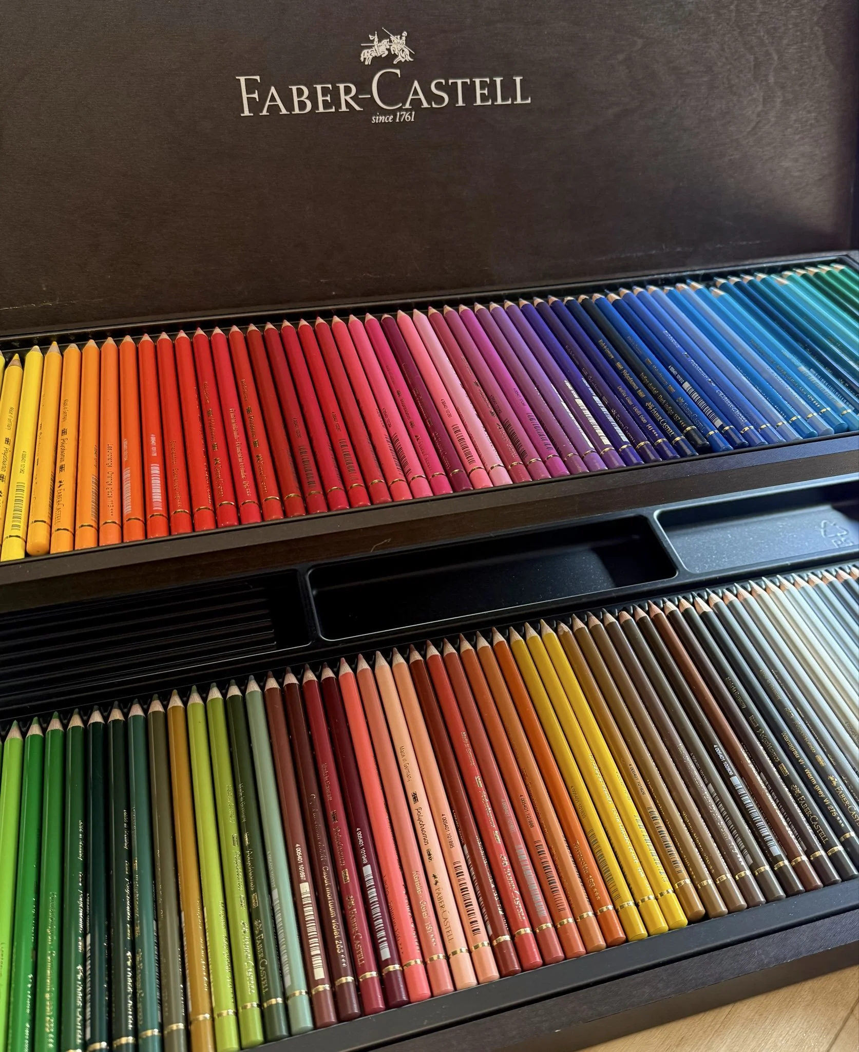 Rurutea's 120 colored pencil set.