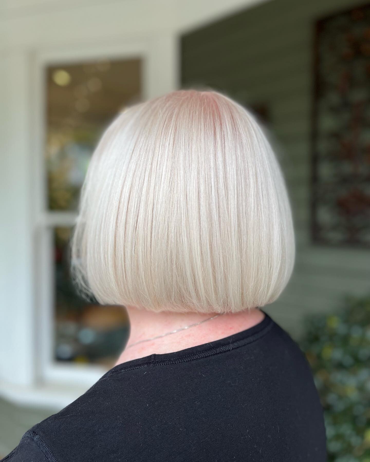 This fun bob and color done by @hallienapolitanohair  on our wonderful guest @19jo56
