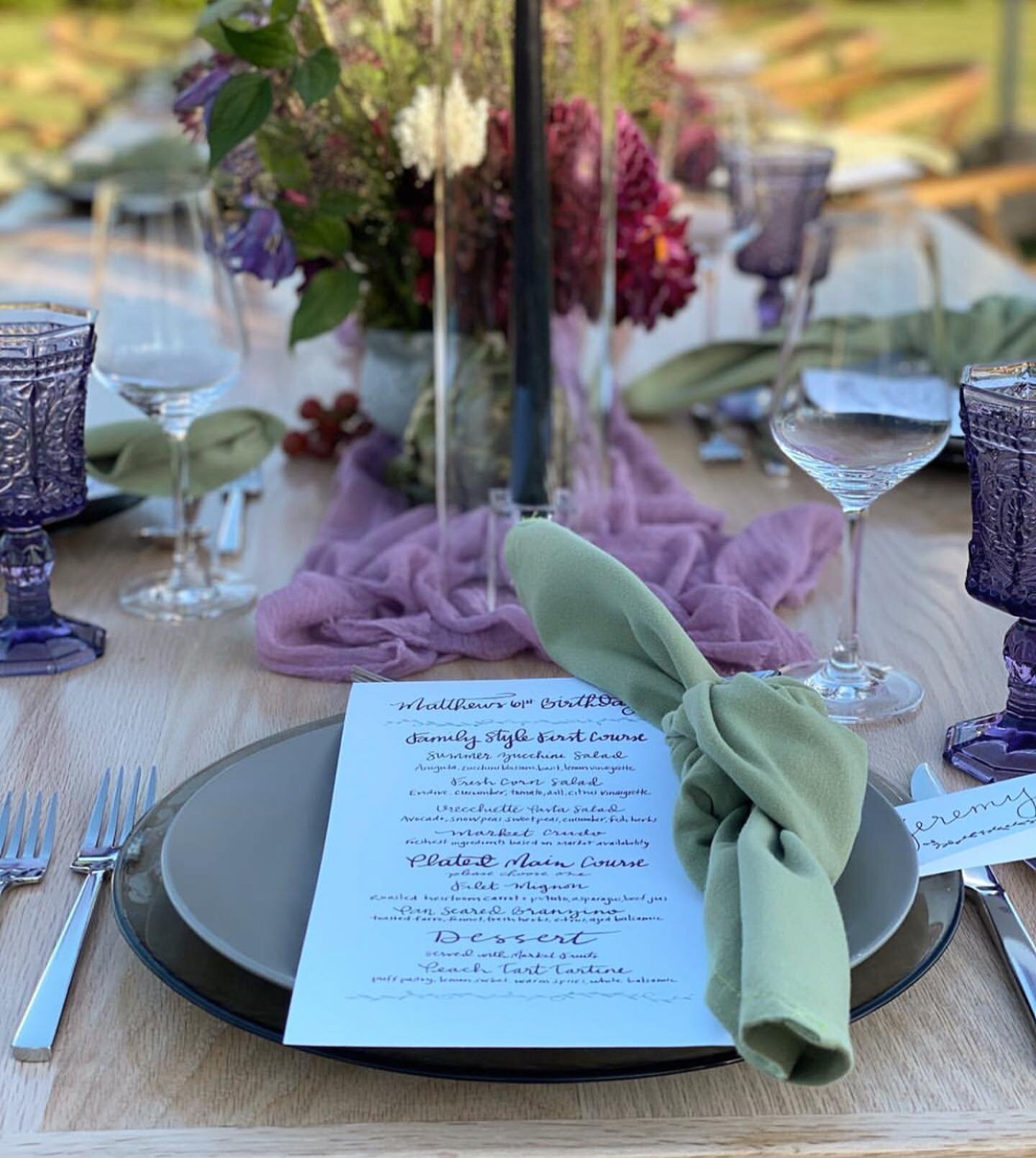 Summer dinner parties are my favorite dinner parties to make hand-lettered menus &amp; place cards for . 🤍
📸: @deccobypartyup 
.
.
.
.
.
#summernights #birthdaycelebration #privateparty #handlettered #details #hamptons #eastend #handwritten #callig