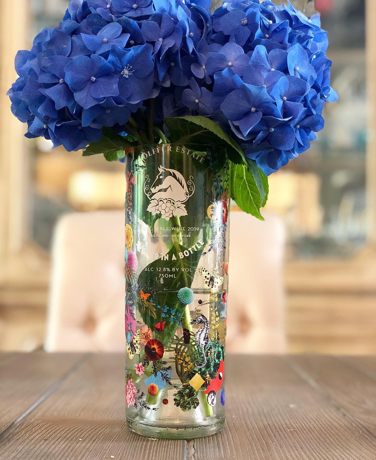 Summer in a bottle (vase). 😎 ⁣
⁣
. 🤍⁣
.⁣
.⁣
.
.
.
.
#summerinabottle #rose #hydrangea #summer #wolfferestate #amagansett #eastend #diy #saltwaterscripts #longisland #bottlecutting #hamptons