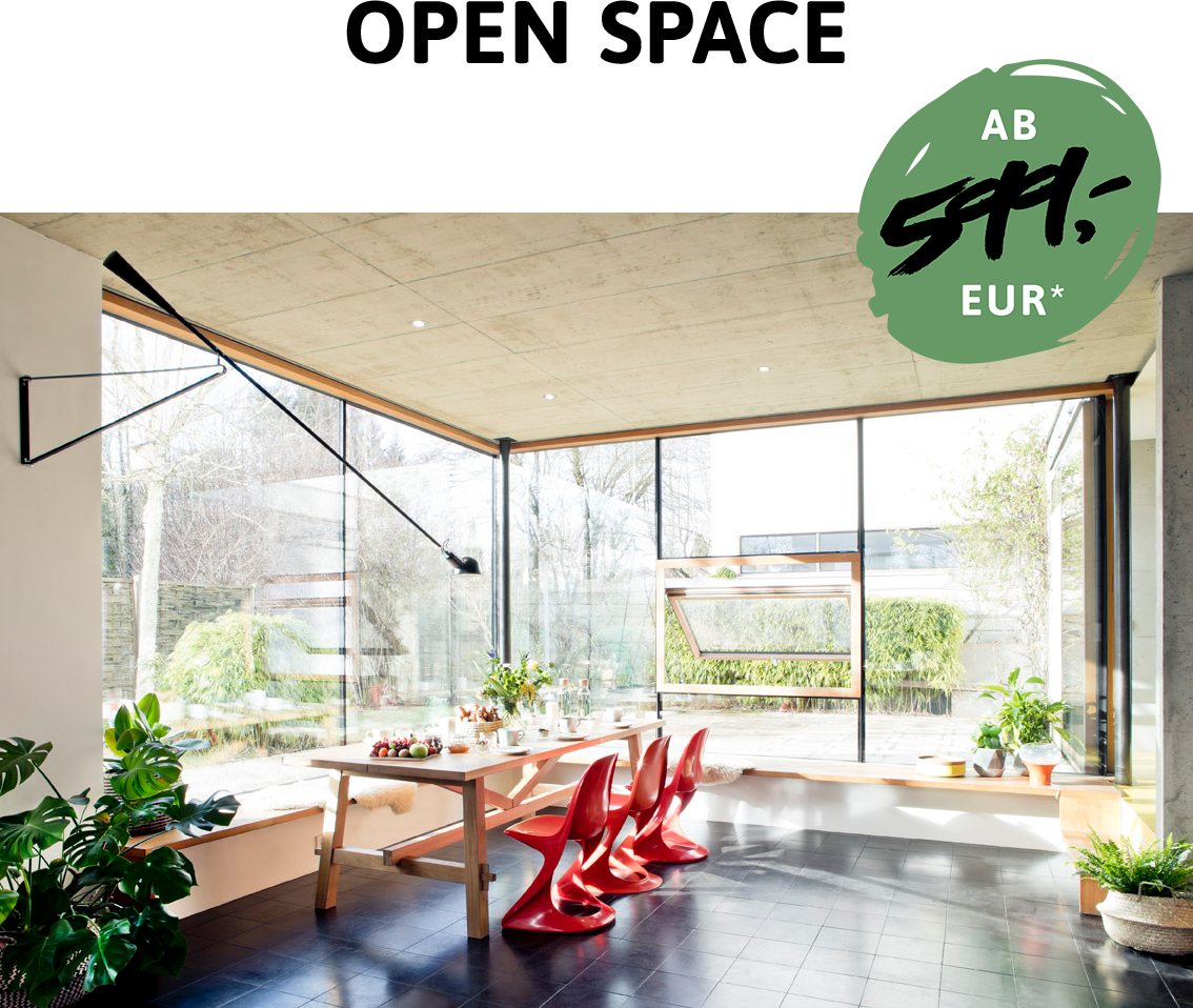 Lichtdurchfluteter Raum mit großen Fenstern, Tisch mit Sitzgruppe,  moderne Einrichtung mit Design Stühlen, Blick in Garten und Außenbereich